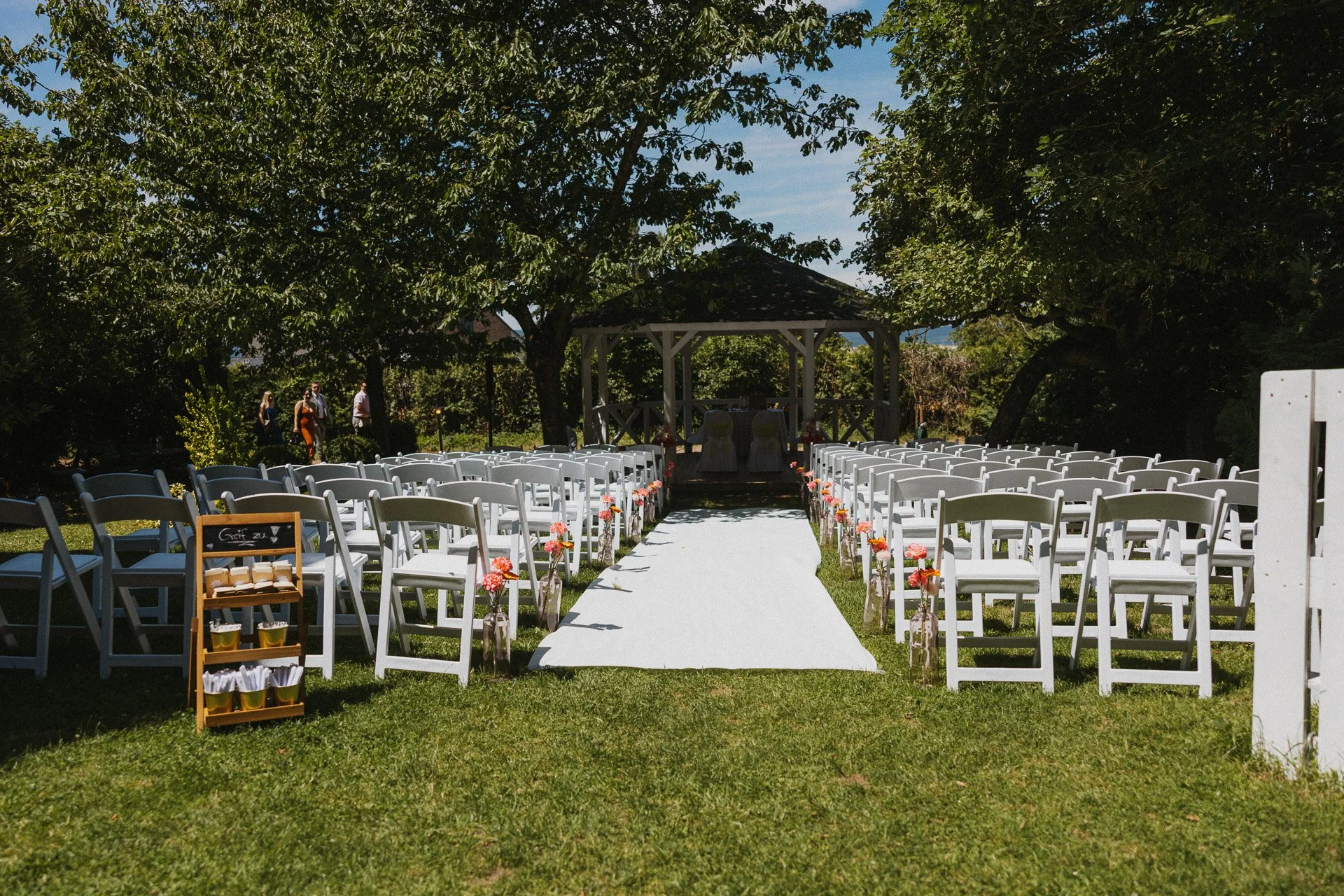 Freie Trauung im Grünen mit Bestuhlung unter Bäumen bei den Waldorfer Höfen.