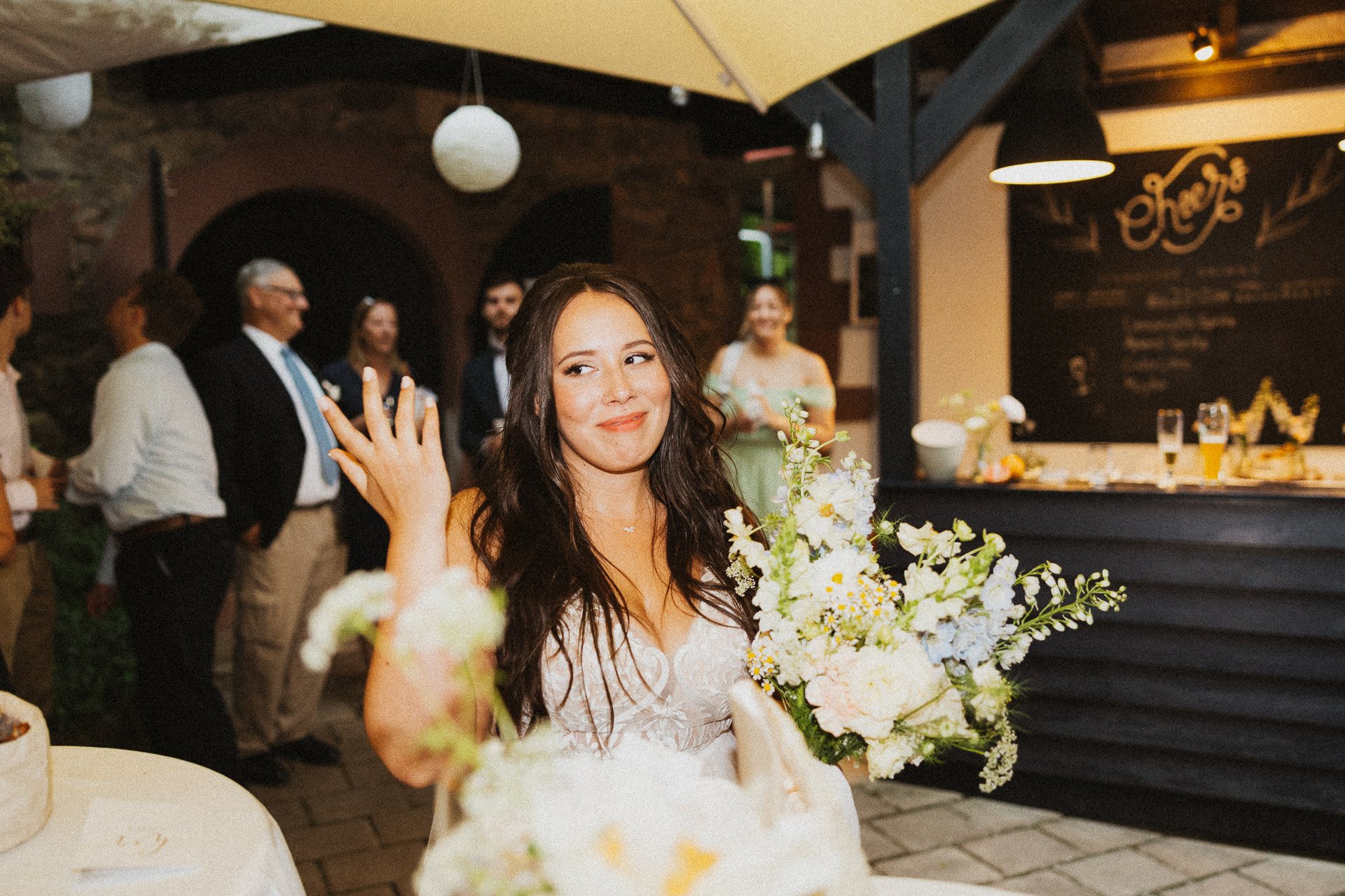 Braut mit Brautstrauß bei Hochzeit Hofgut Rodenstein – stilvolle Hochzeitsfotografie DIETZIMAGE.