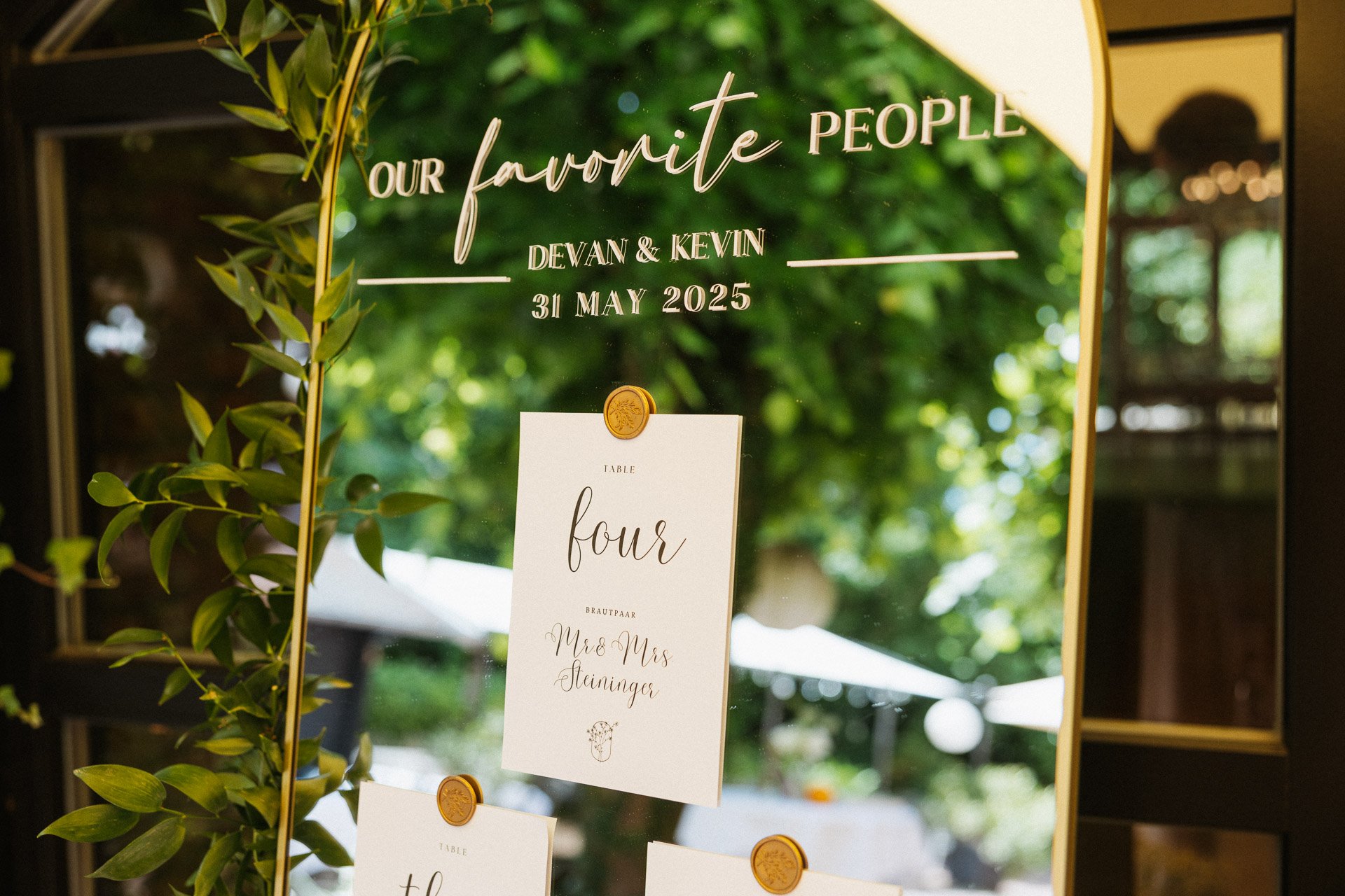 Individuelles Willkommensschild bei exklusiver Hochzeit im Hofgut Rodenstein – DIETZIMAGE.