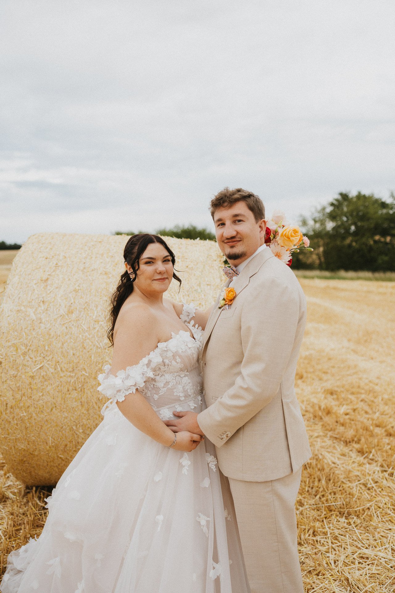 Brautpaar steht eng beieinander beim Abendshooting auf den Feldern rund um die Waldorfer Höfe.