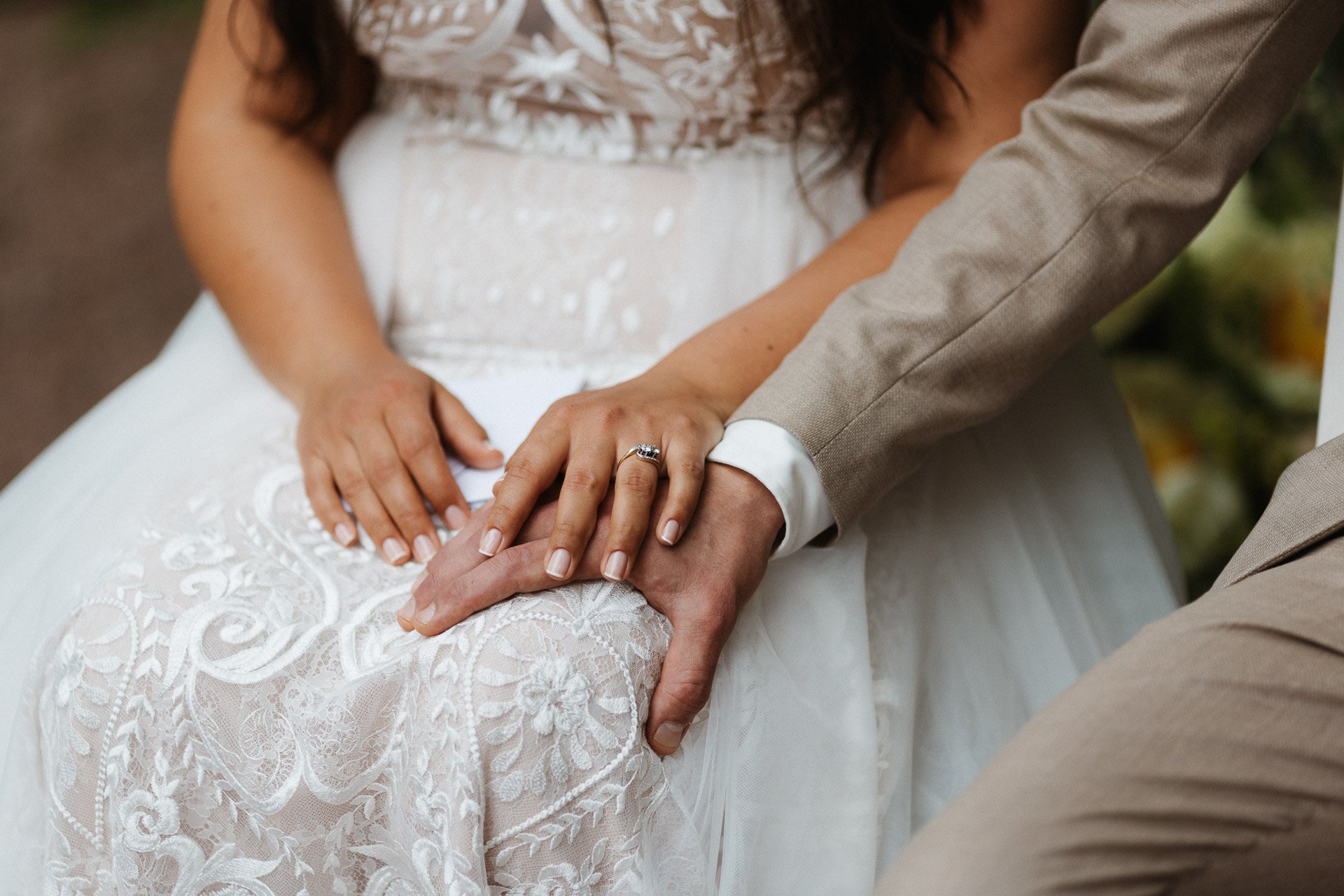 Detailaufnahme Hände Braut & Bräutigam bei emotionaler Trauung Hofgut Rodenstein – DIETZIMAGE.