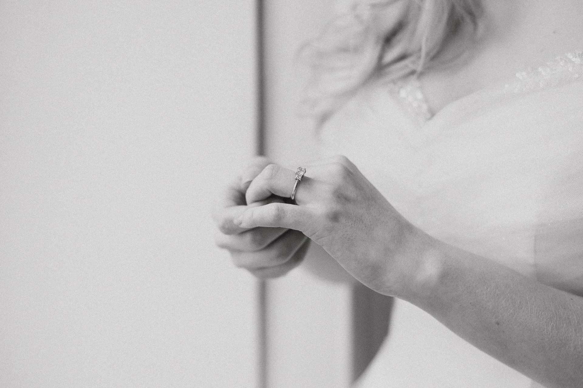 Schwarzweißaufnahme eines leisen Detailmoments der Braut während des Getting Ready.
