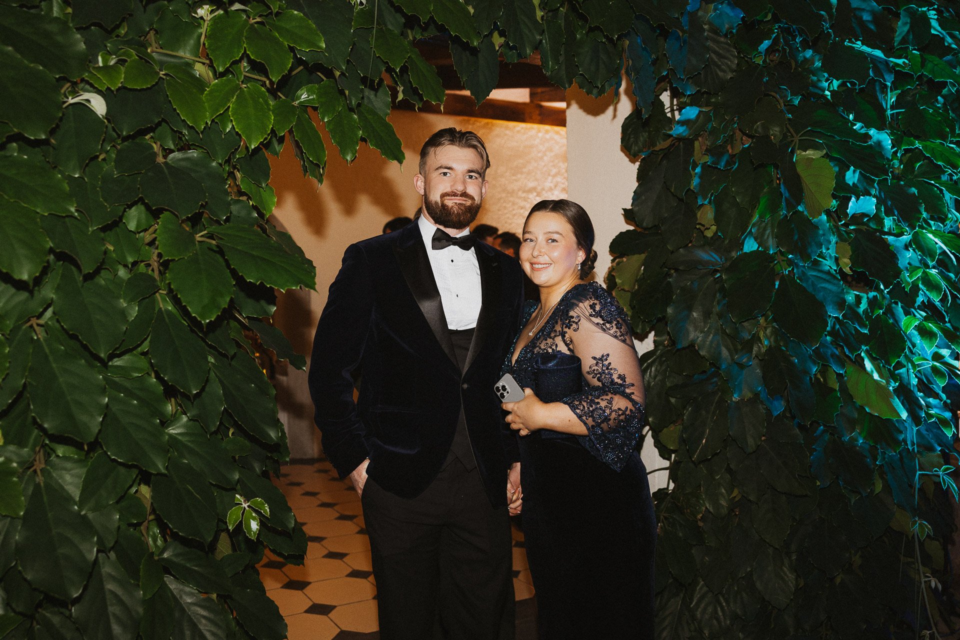 Gäste in ausgelassener Stimmung während der Hochzeitsfeier im Klostergut Besselich.
