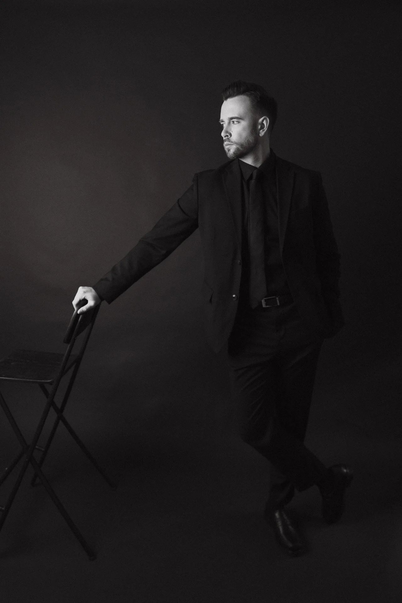 Schwarzweißportrait von Hochzeitsfotograf Maximilian Dietz aus Koblenz in eleganter, reduzierter Bildsprache.