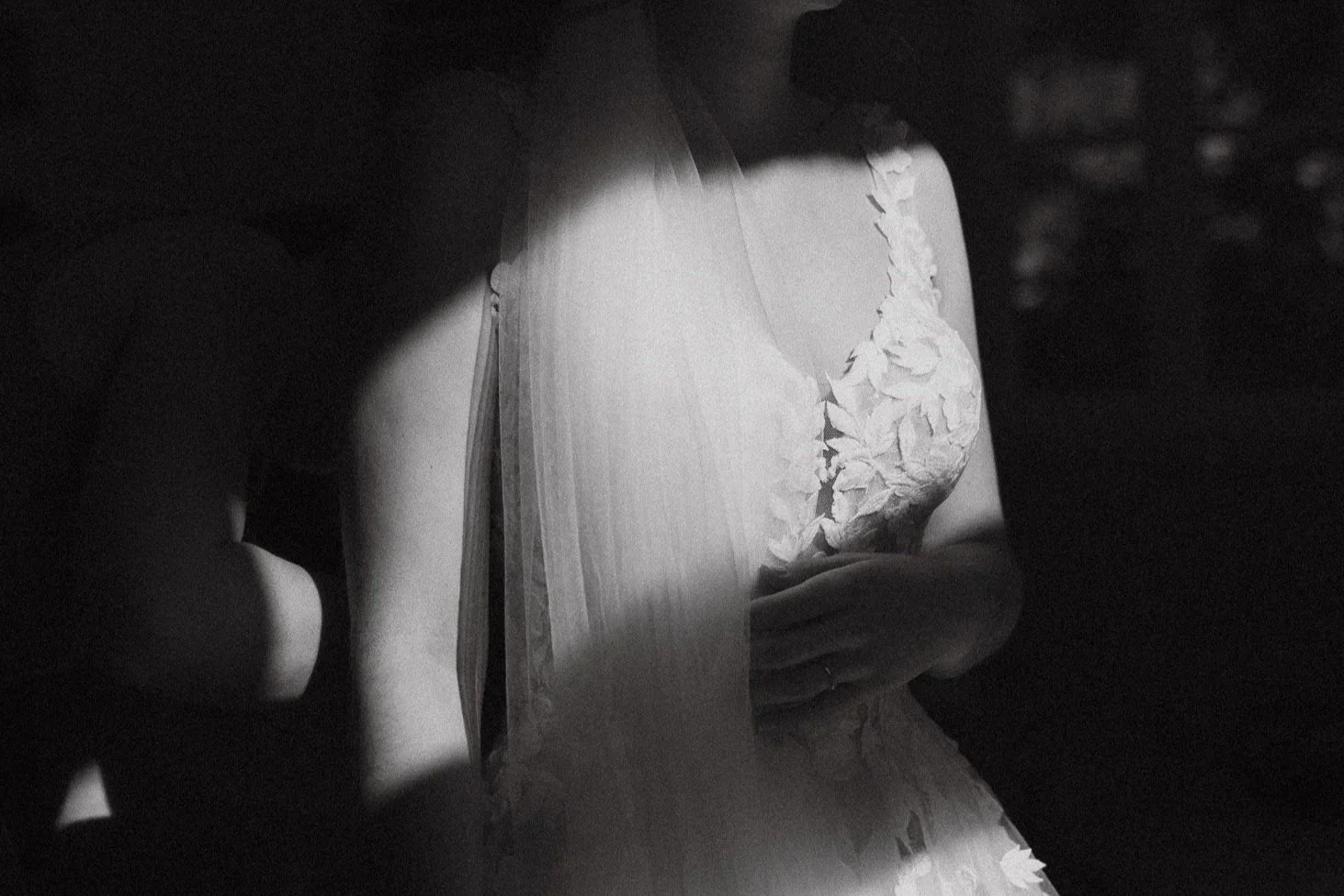 Schwarzweiß-Hochzeitsfoto einer Braut im Kleid – Hochzeitsreportage.