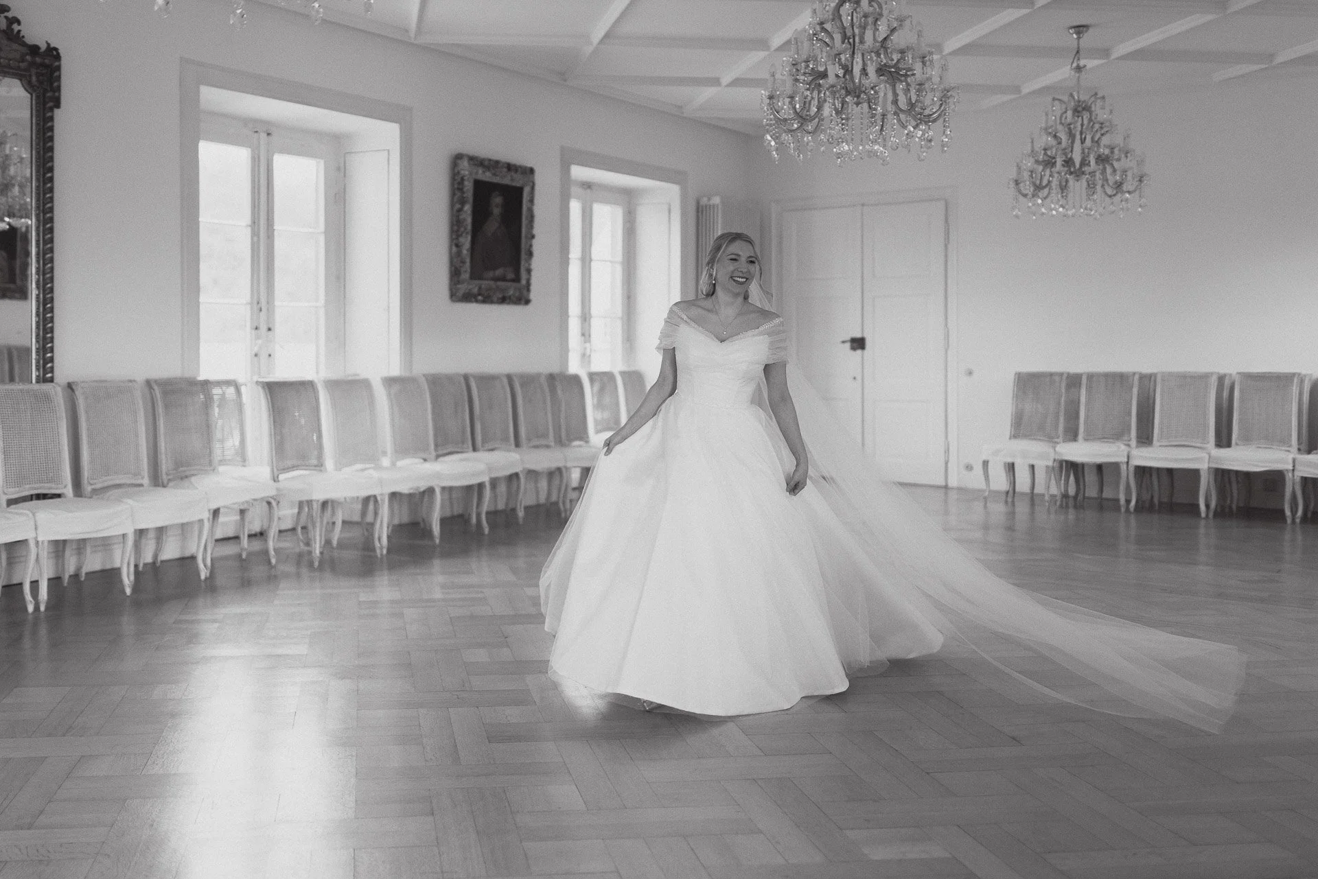 Die Braut Elisabeth im Brautkleid in einem lichtdurchfluteten Raum des Klosterguts Besselich.
