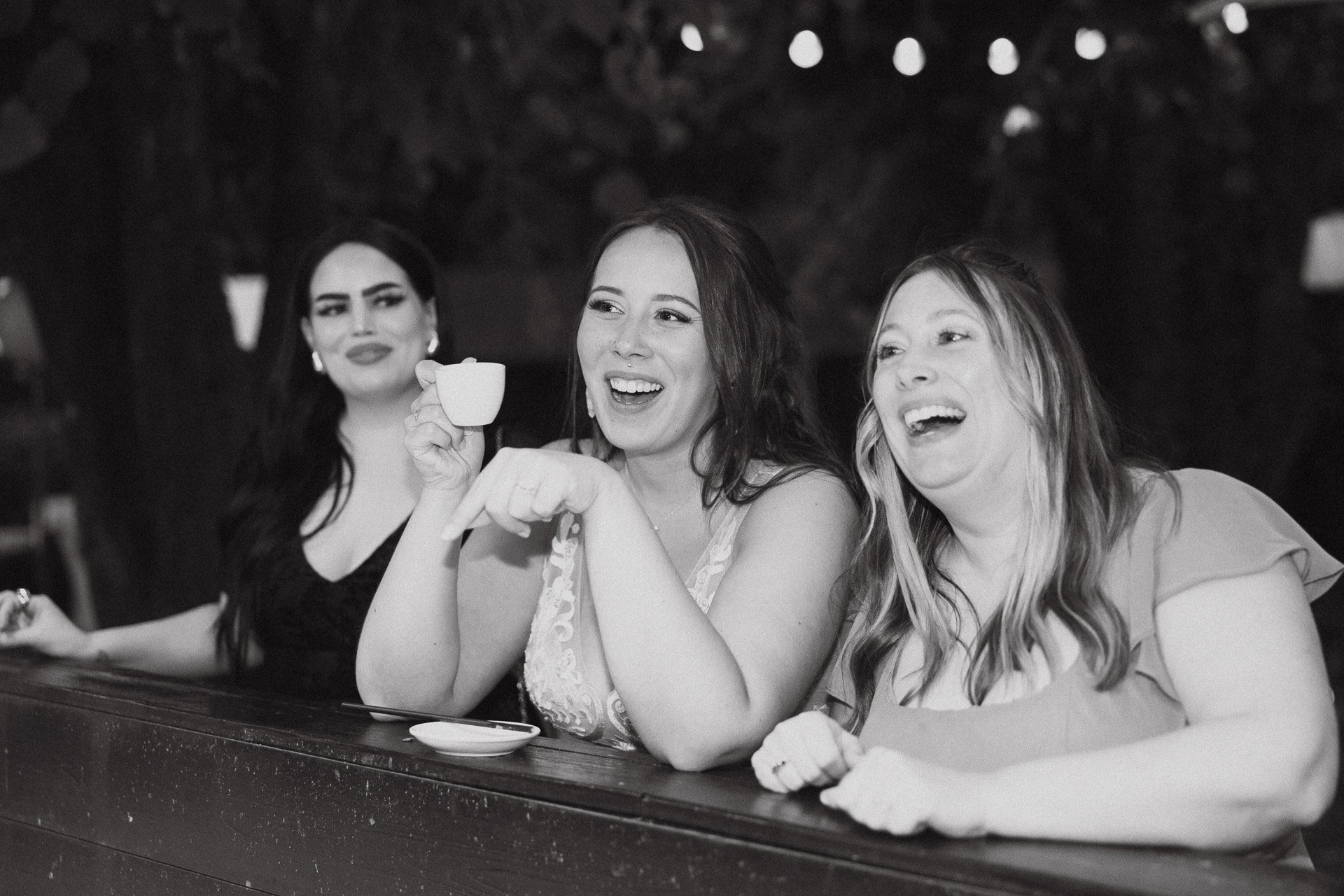Brautpaar mit Gästen bei Hochzeit Hofgut Rodenstein – authentische Hochzeitsfotografie von DIETZIMAGE.