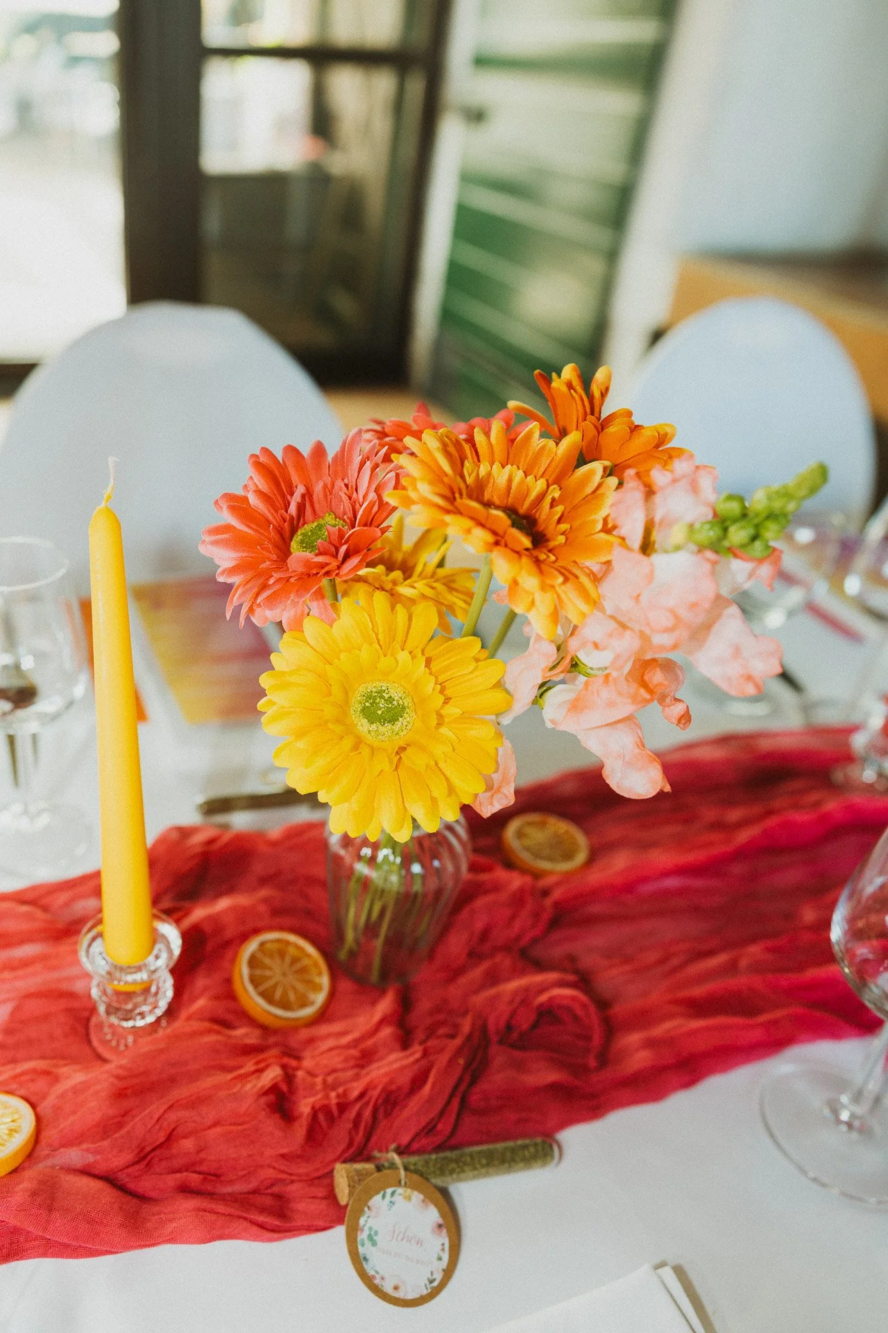 Sommerliches Blumenarrangement als Teil der Hochzeitsdekoration.
