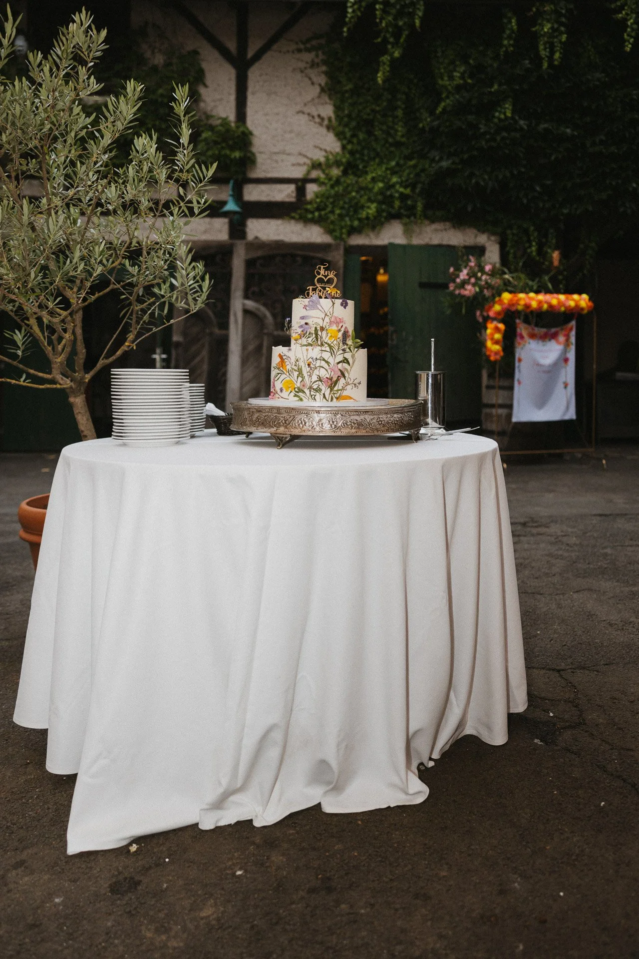 Hochzeitstorte festlich präsentiert auf einem Tisch bei der Hochzeitsfeier.