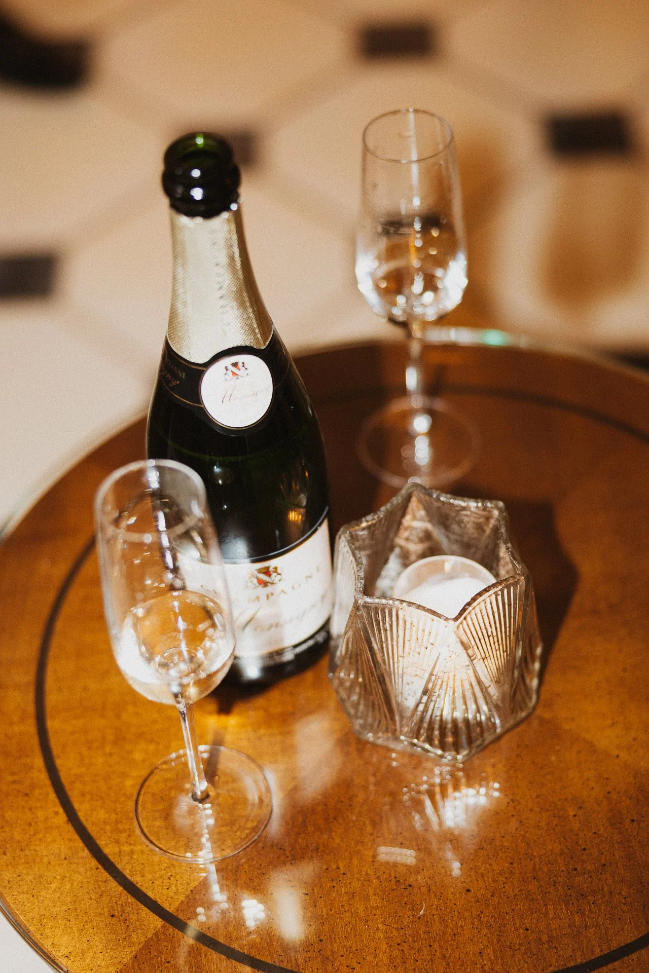 Stimmungsvolle Detailaufnahme von Gläsern und Licht während der Hochzeitsfeier im Klostergut Besselich.