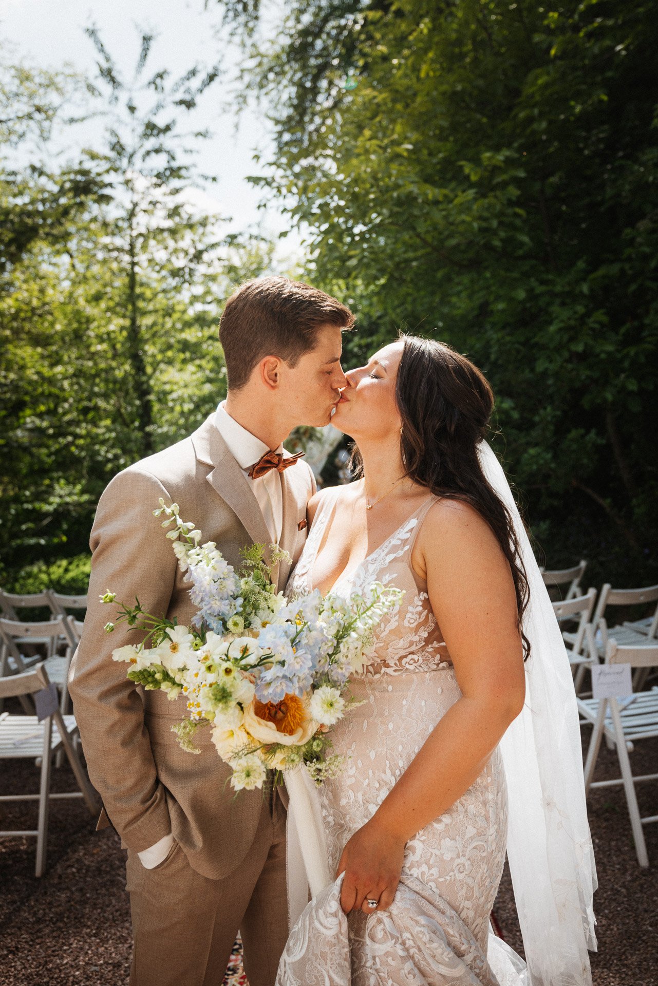 Brautpaarshooting im Garten des Hofgut Rodenstein – authentische Hochzeitsfotografie von DIETZIMAGE.