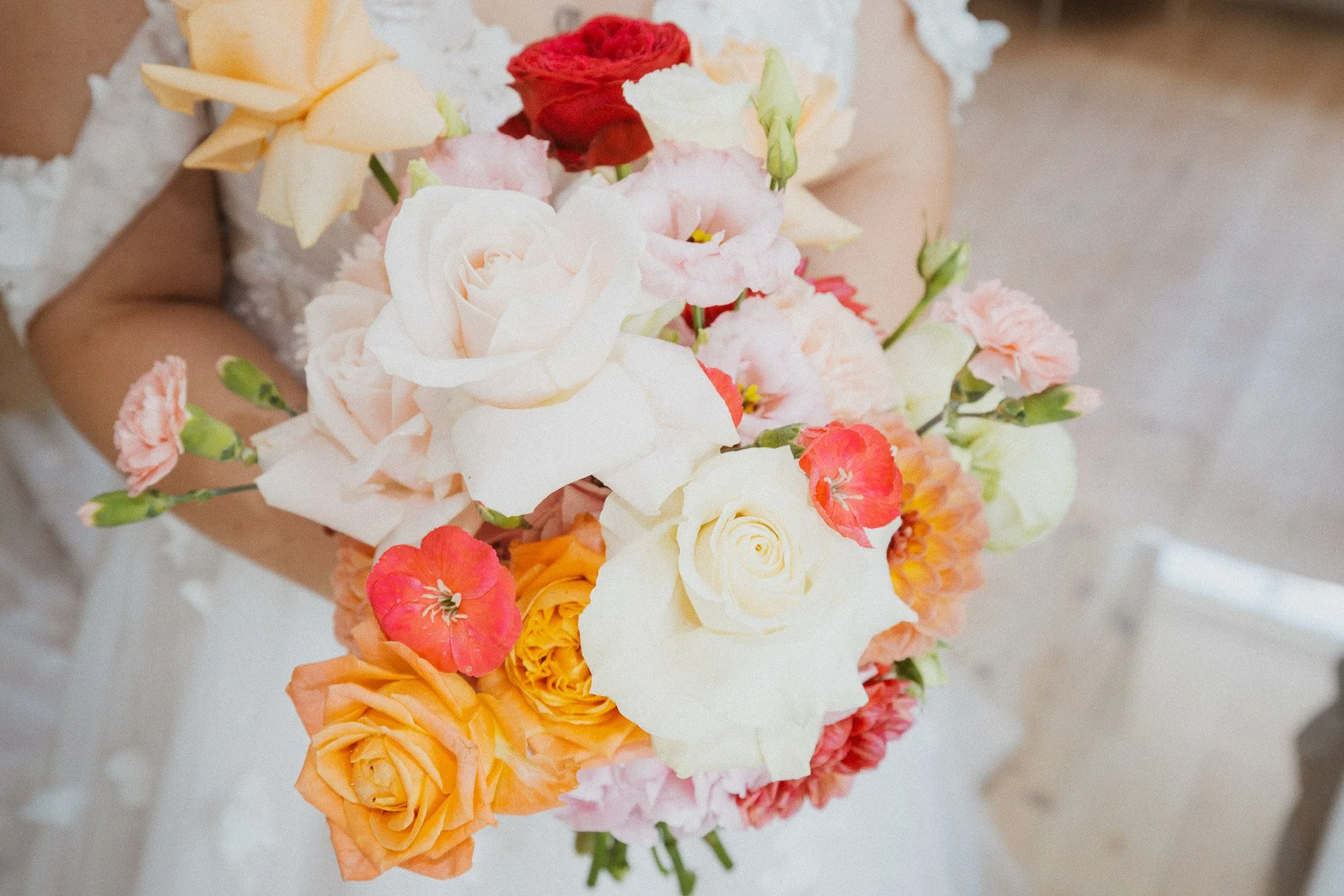 Detailaufnahme des Brautstraußes mit sommerlichen Blumen.