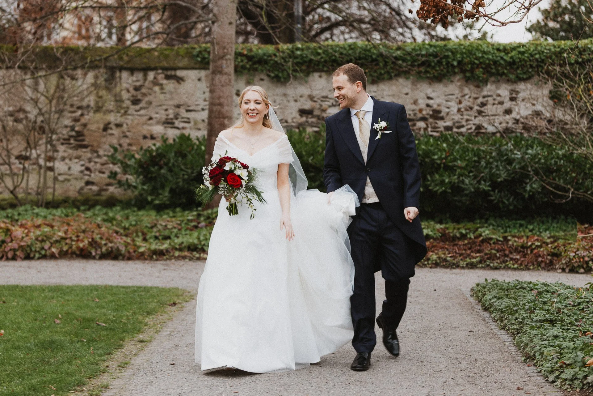 Das Brautpaar Elisabeth und Niklas nach der kirchlichen Trauung im Außenbereich.
