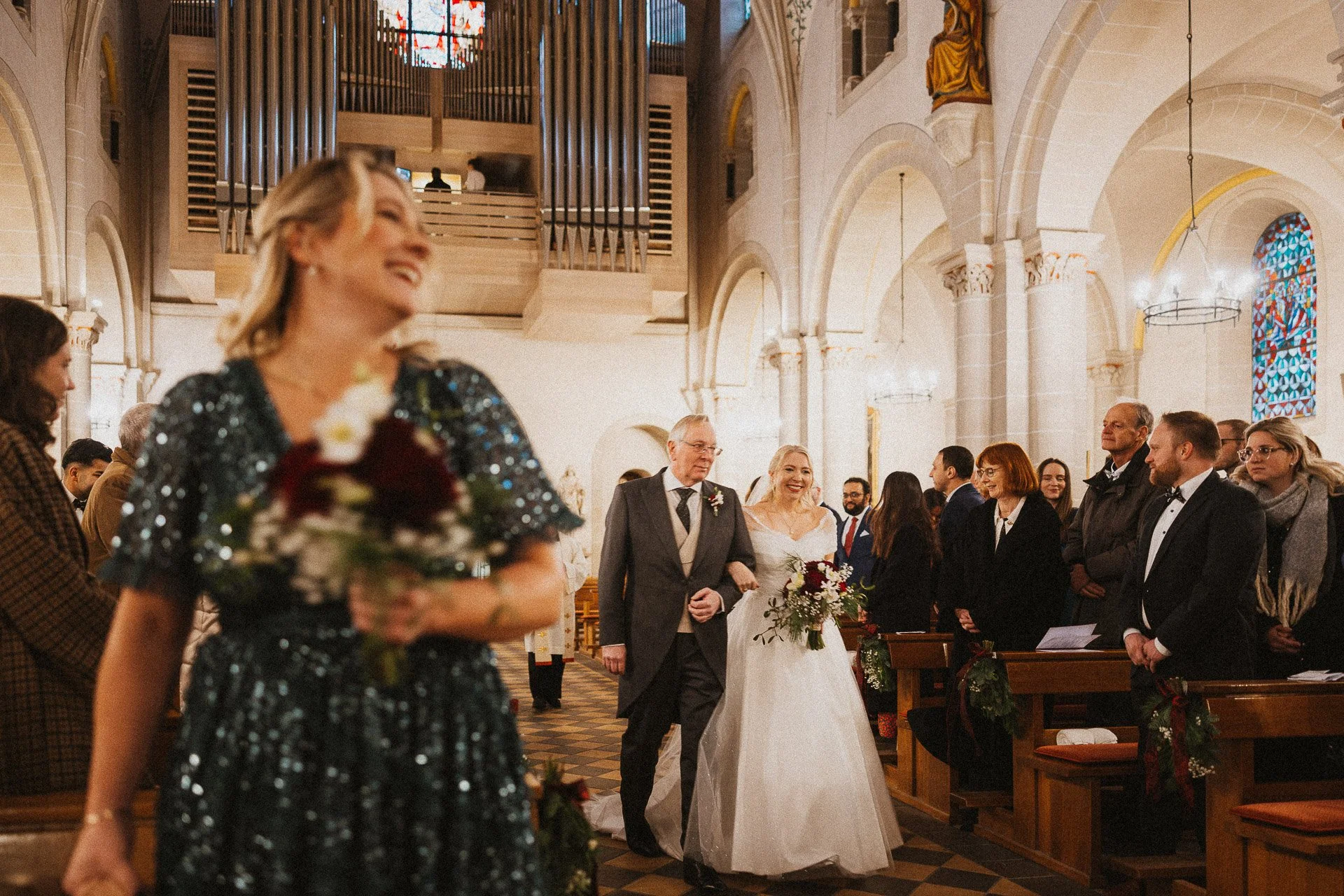 Einzug der Braut während der kirchlichen Trauung von Elisabeth und Niklas.
