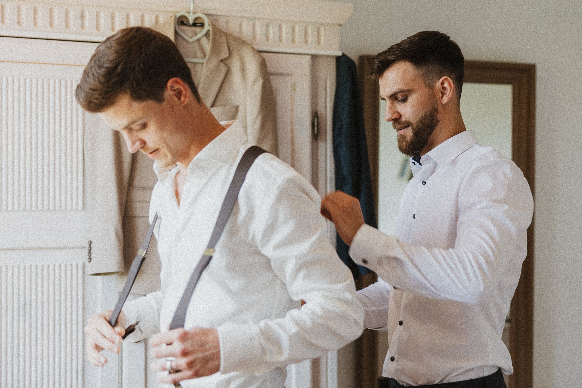 Bräutigam Getting Ready im Hofgut Rodenstein – exklusive Hochzeitsfotografie von DIETZIMAGE.
