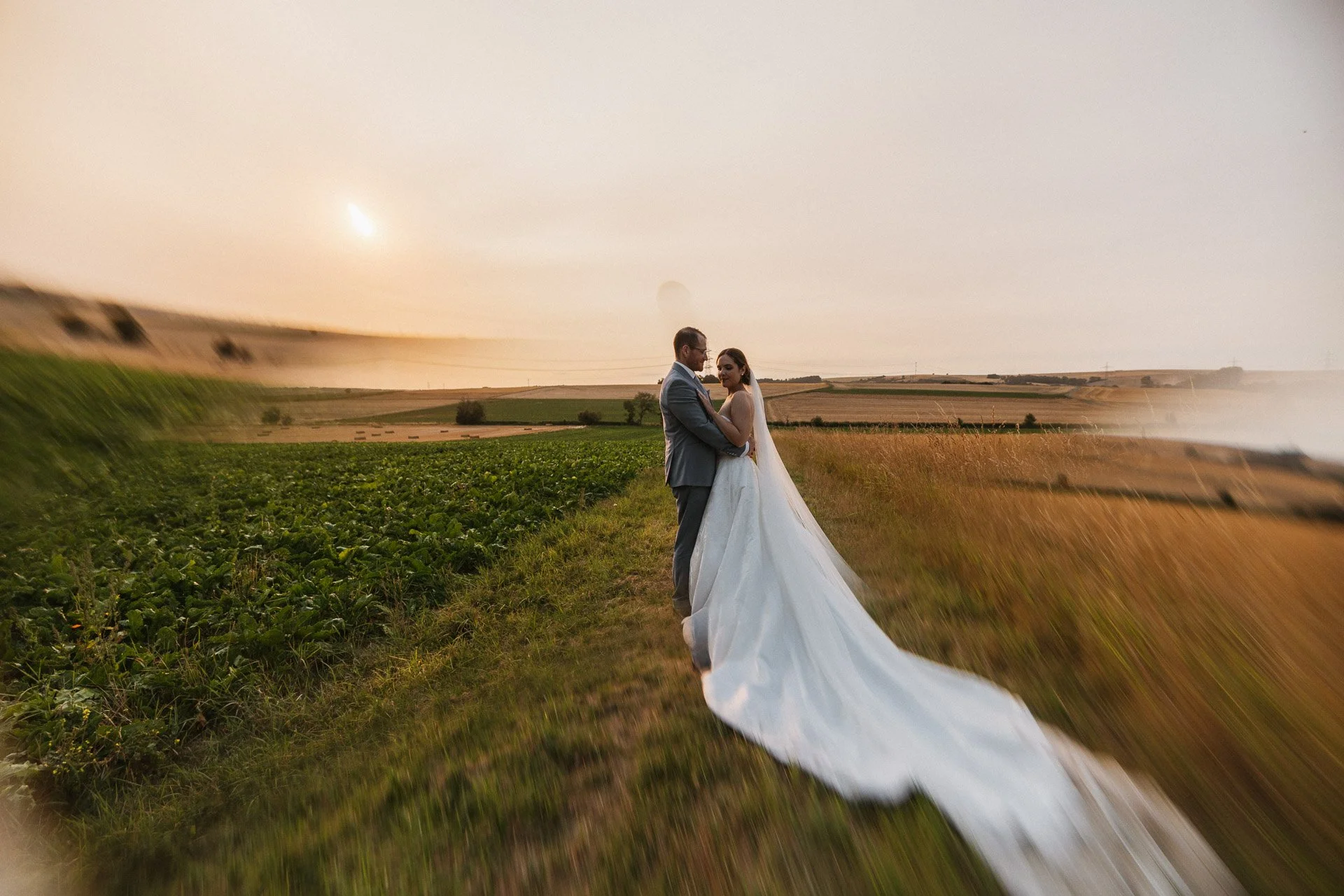 Brautpaar bei Sonnenuntergang in den Weinbergen am Mittelrhein – Hochzeitsfotograf Koblenz, DIETZIMAGE