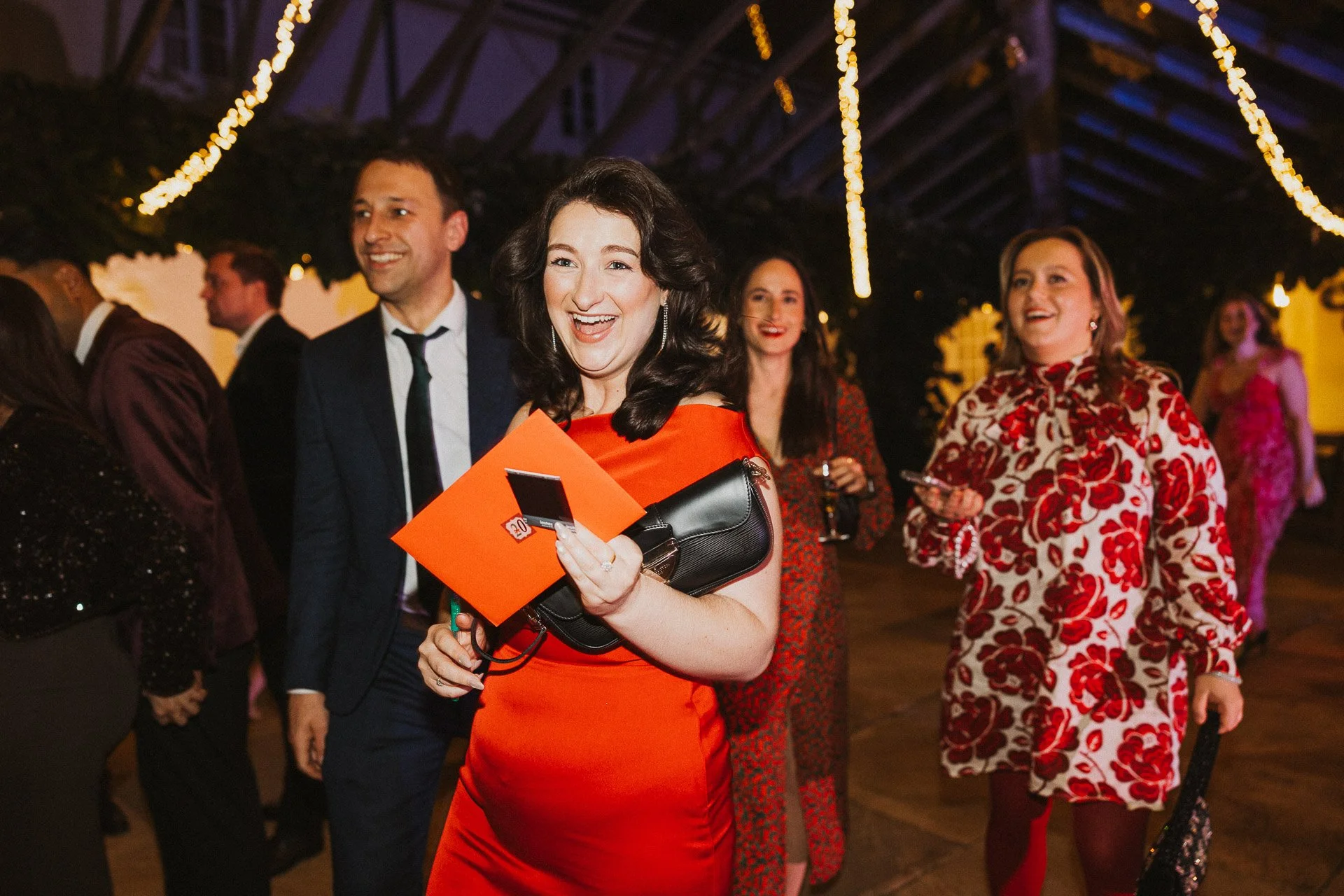 Gäste in ausgelassener Stimmung während der Hochzeitsfeier im Klostergut Besselich.
