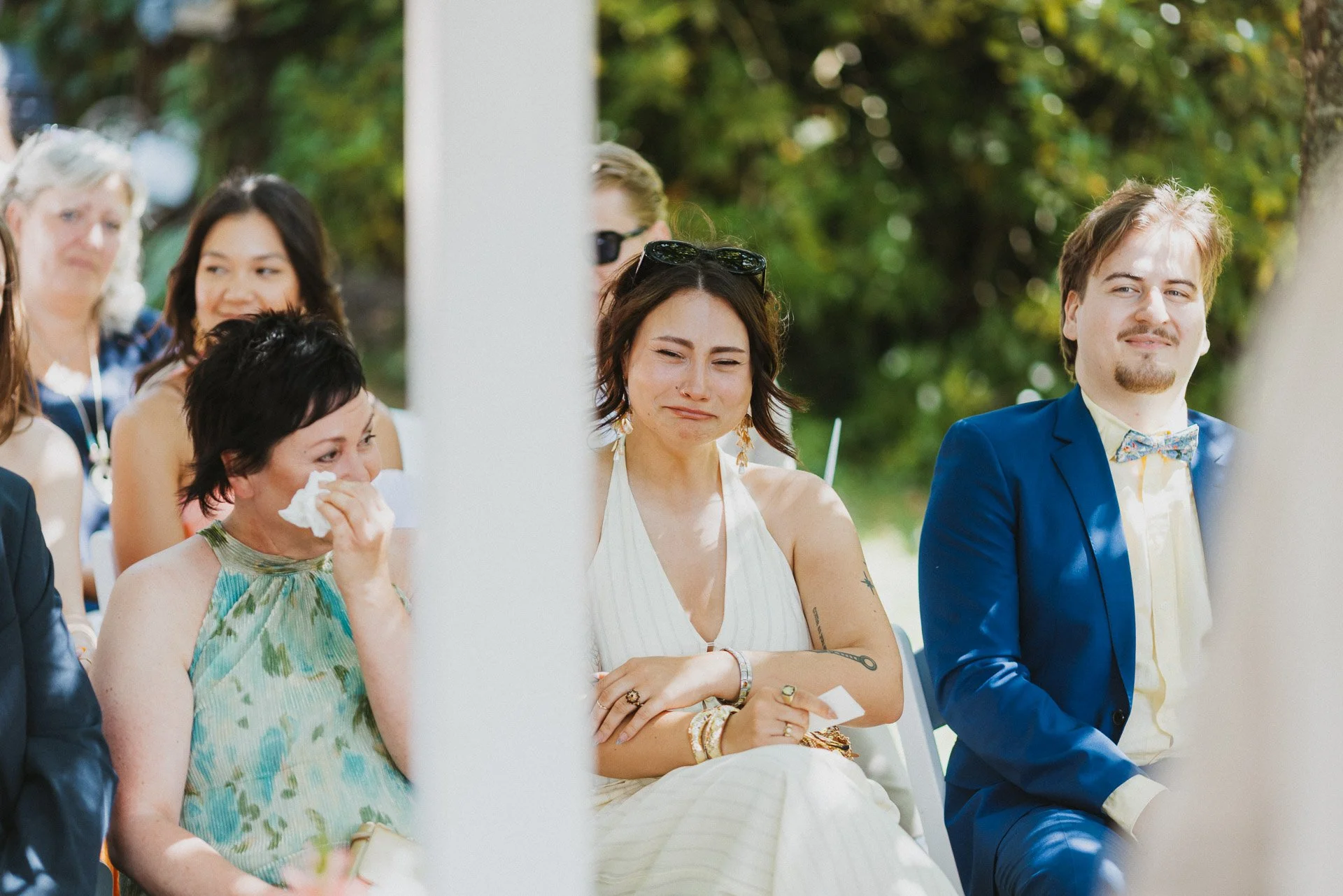 Emotionale Reaktionen der Hochzeitsgäste während der Trauung, festgehalten als ehrlicher Moment der Hochzeitsreportage