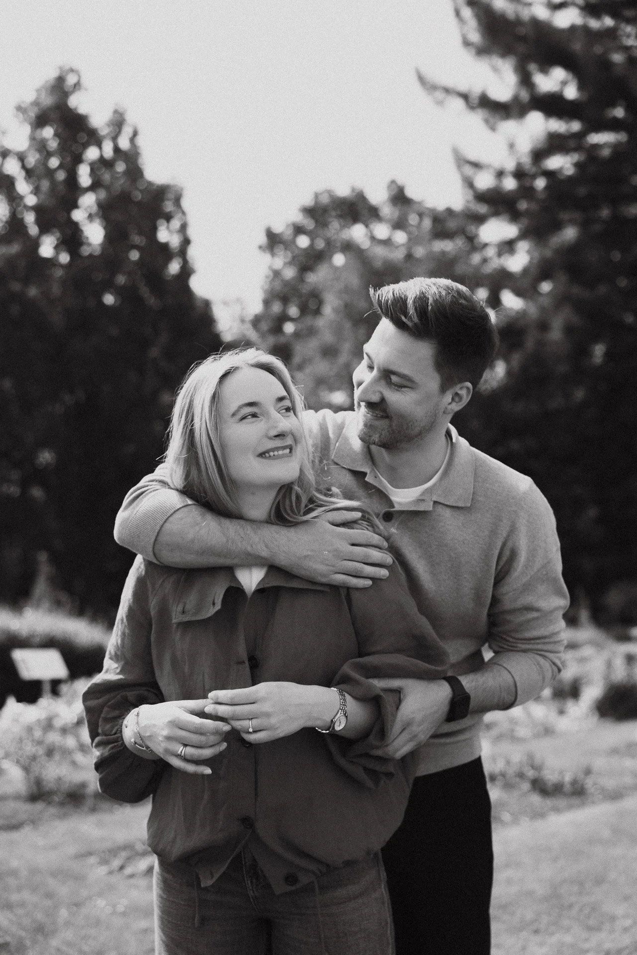 Emotionale Paaraufnahme von Sarah und Max im Botanischen Garten Bonn
