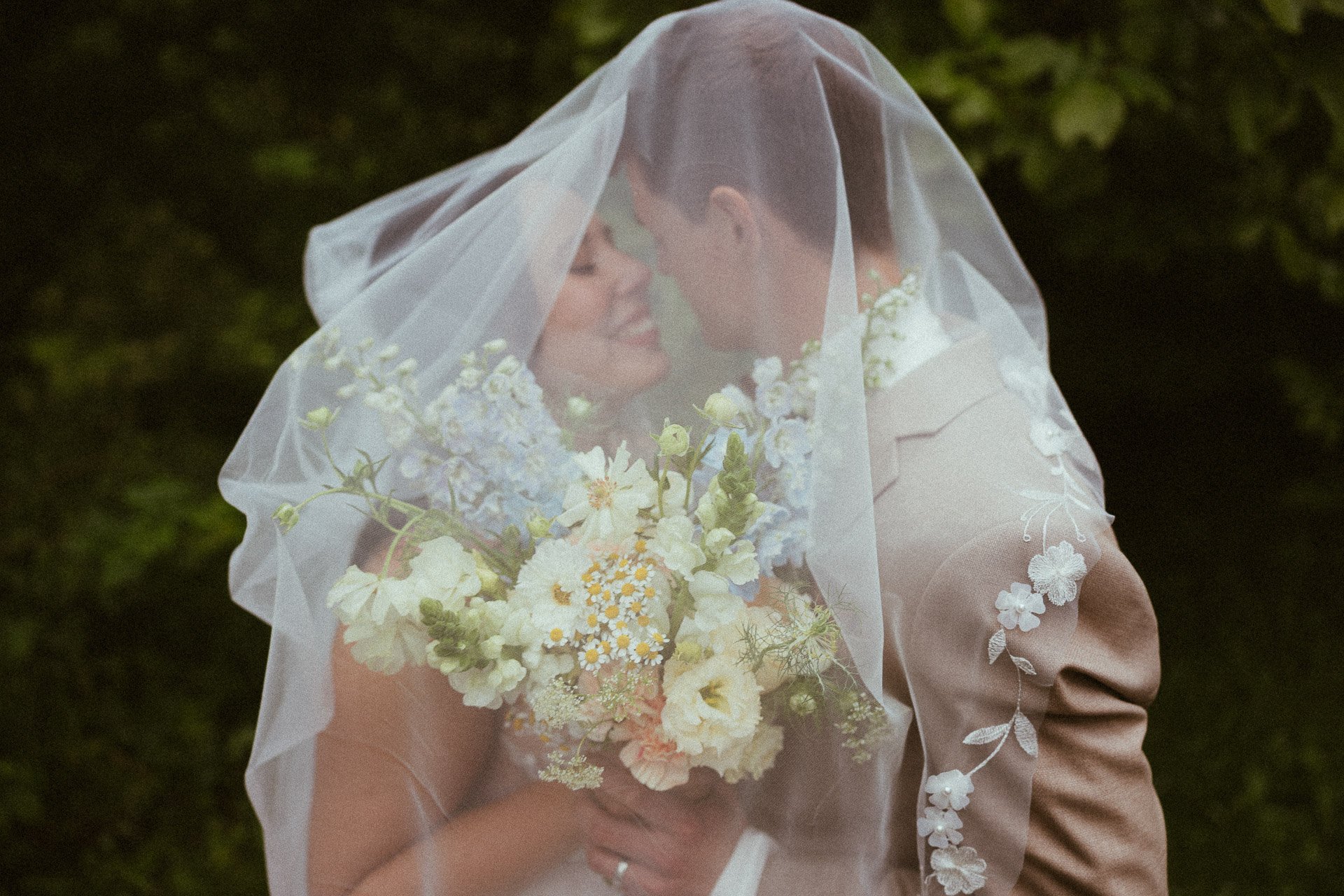 Braut unter Schleier bei exklusiver Hochzeit Hofgut Rodenstein – Hochzeitsfotografie von DIETZIMAGE.