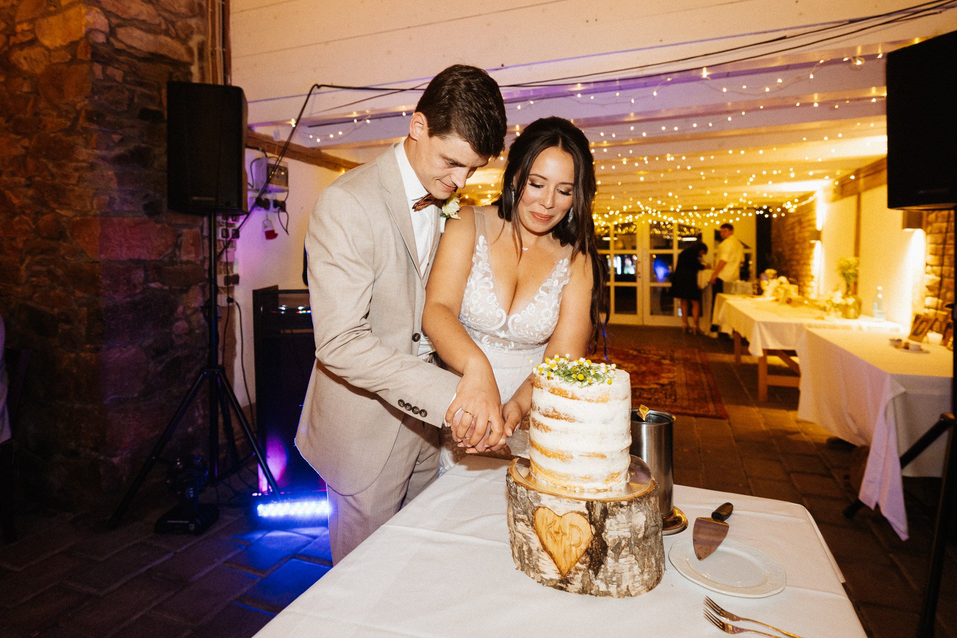 Brautpaar beim Anschneiden der Hochzeitstorte – exklusive Hochzeit Hofgut Rodenstein fotografiert von DIETZIMAGE.
