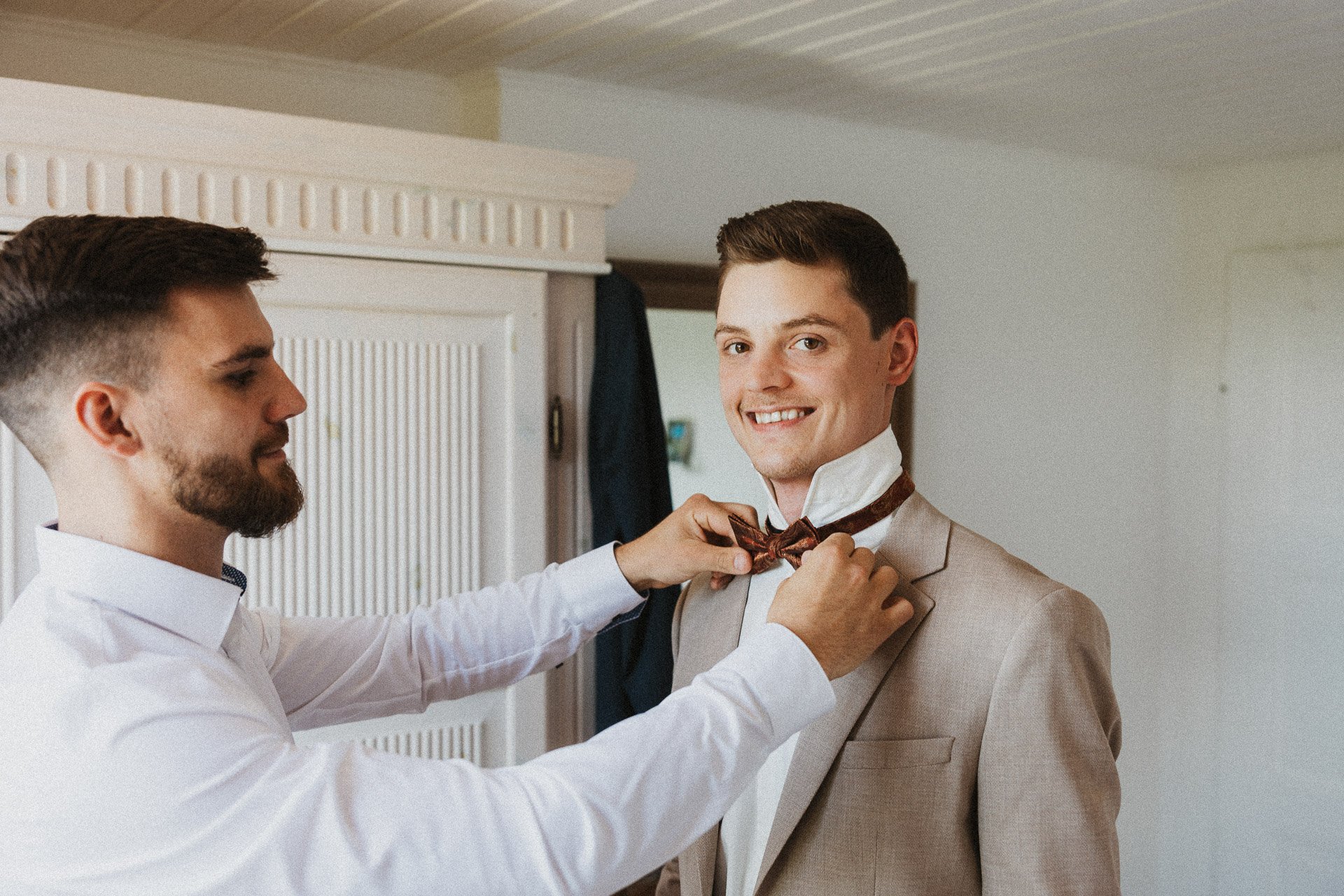 Stilvolle Details beim Getting Ready Bräutigam – Hochzeit im Hofgut Rodenstein fotografiert von DIETZIMAGE.