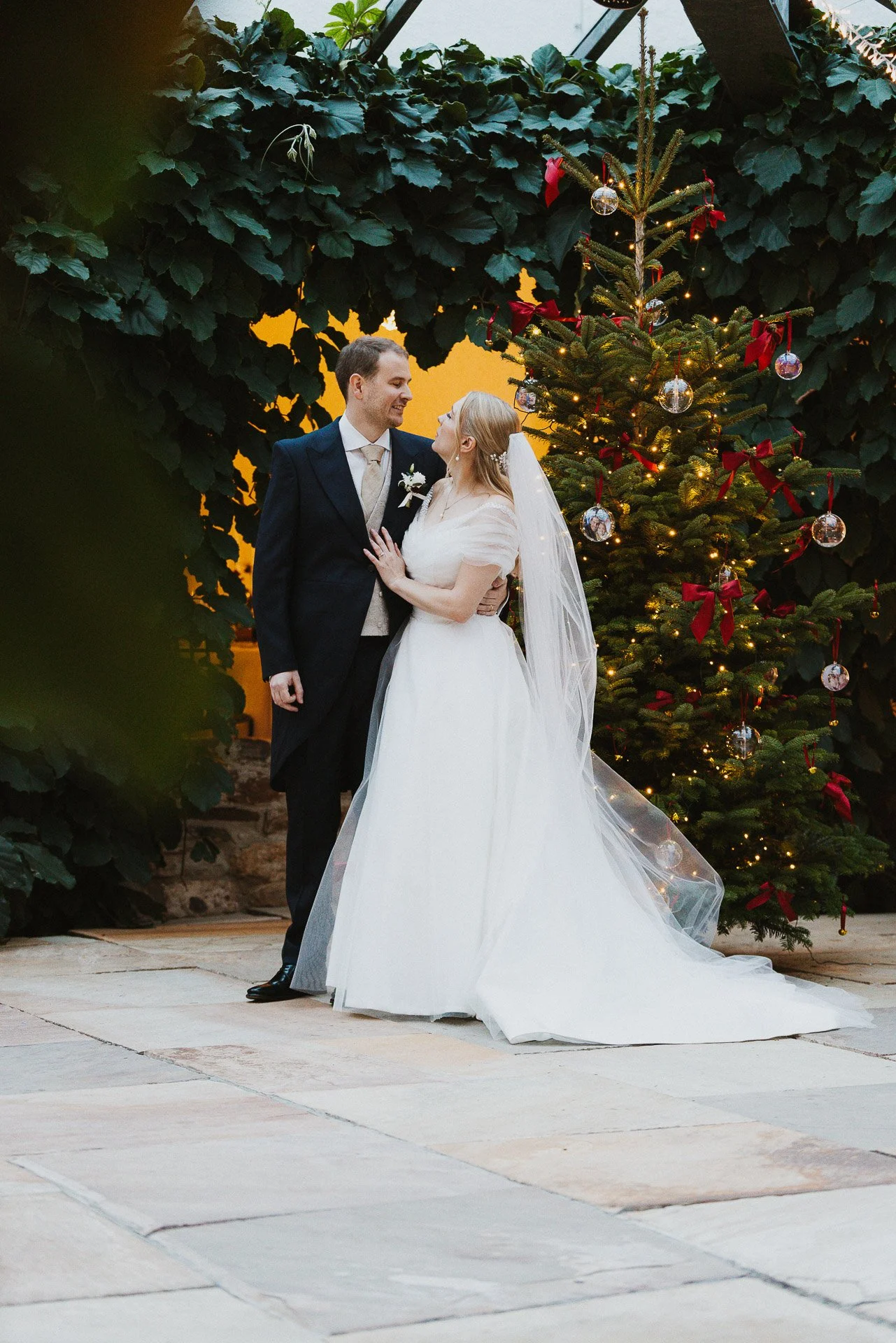 Das Brautpaar Elisabeth und Niklas bei einem innigen Moment im Außenbereich des Klosterguts Besselich.
