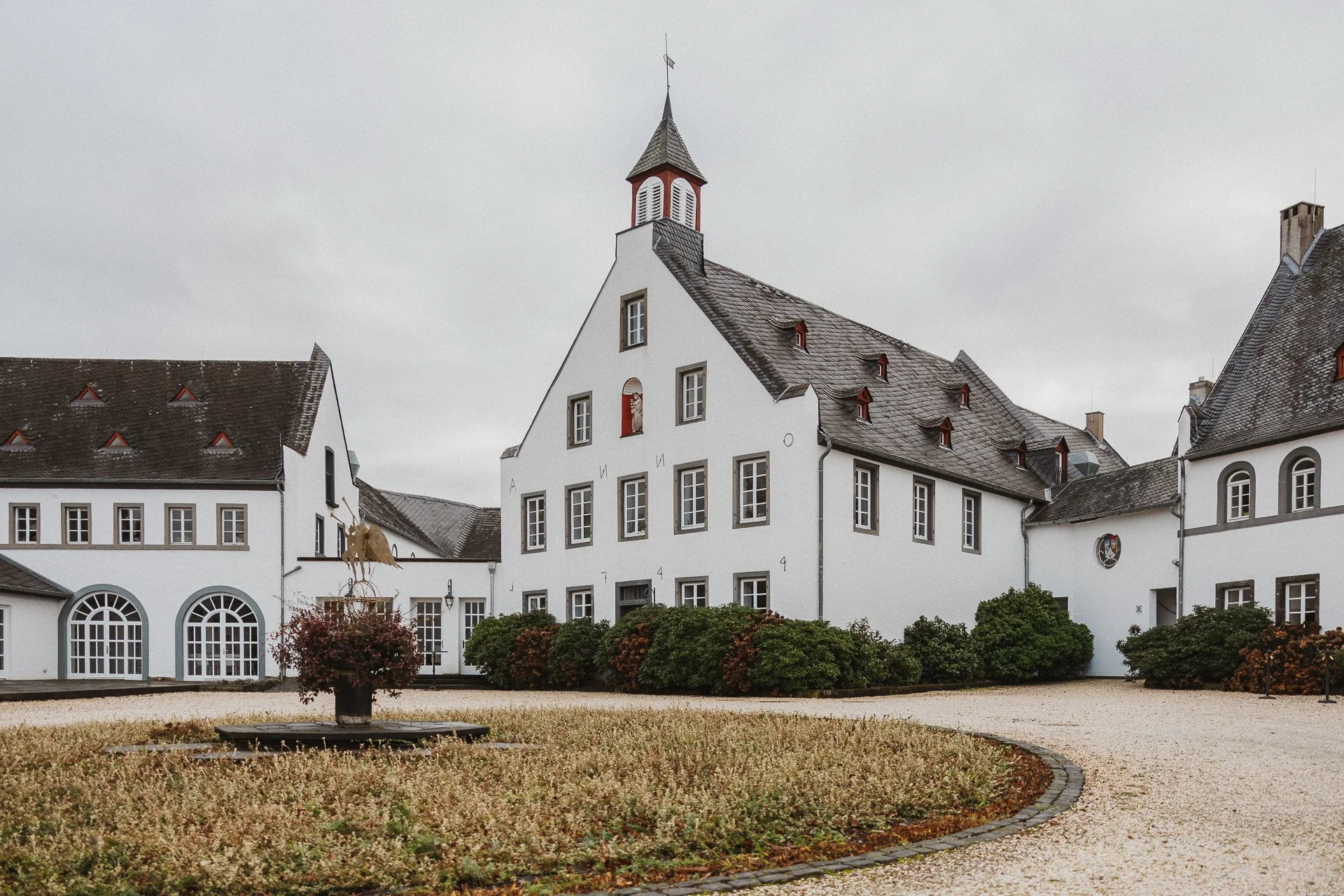 Winterliche Außenansicht des Klosterguts Besselich bei Koblenz als Hochzeitslocation.