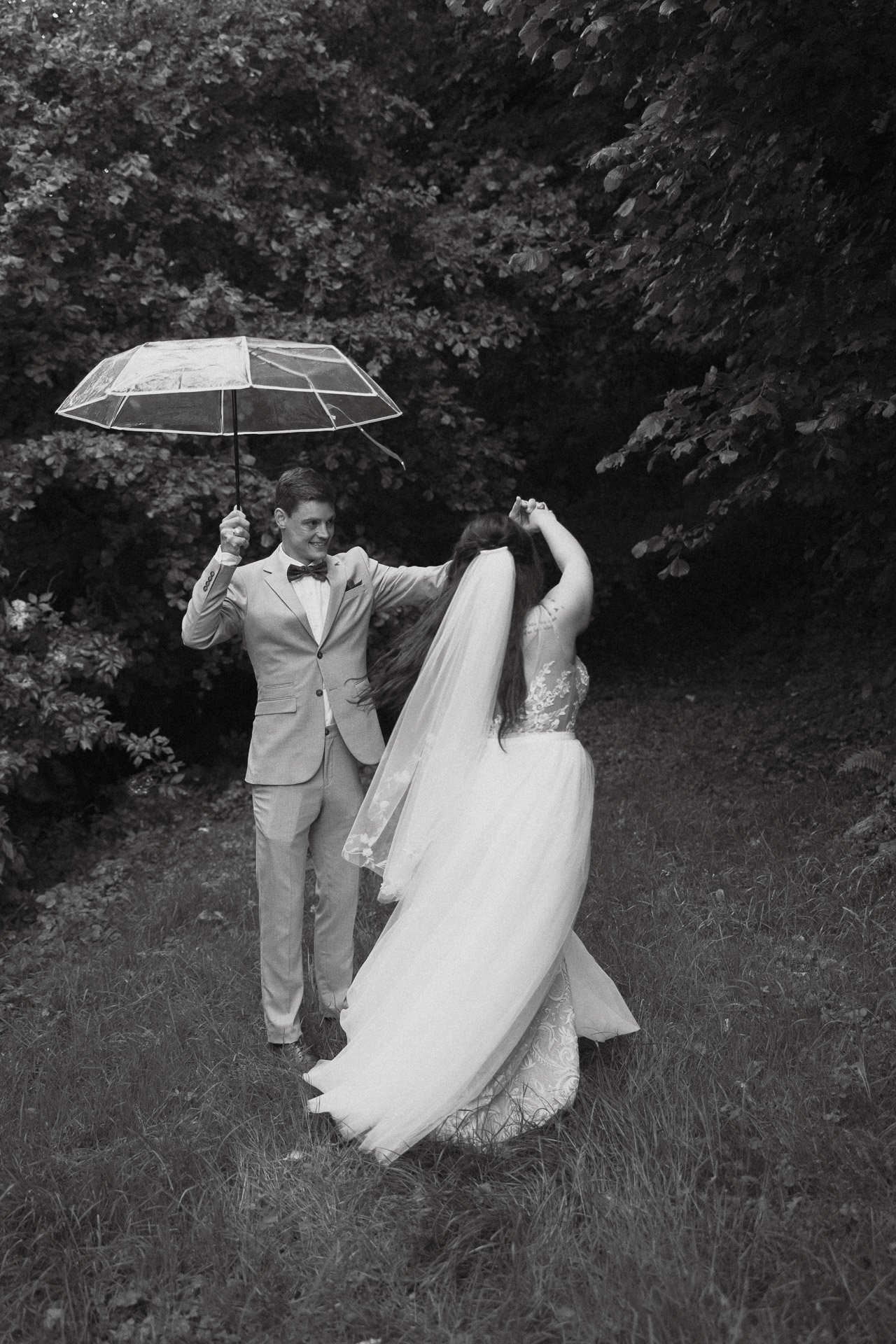 Brautpaar mit Regenschirm bei Sommerhochzeit im Hofgut Rodenstein – authentische Hochzeitsfotos DIETZIMAGE.