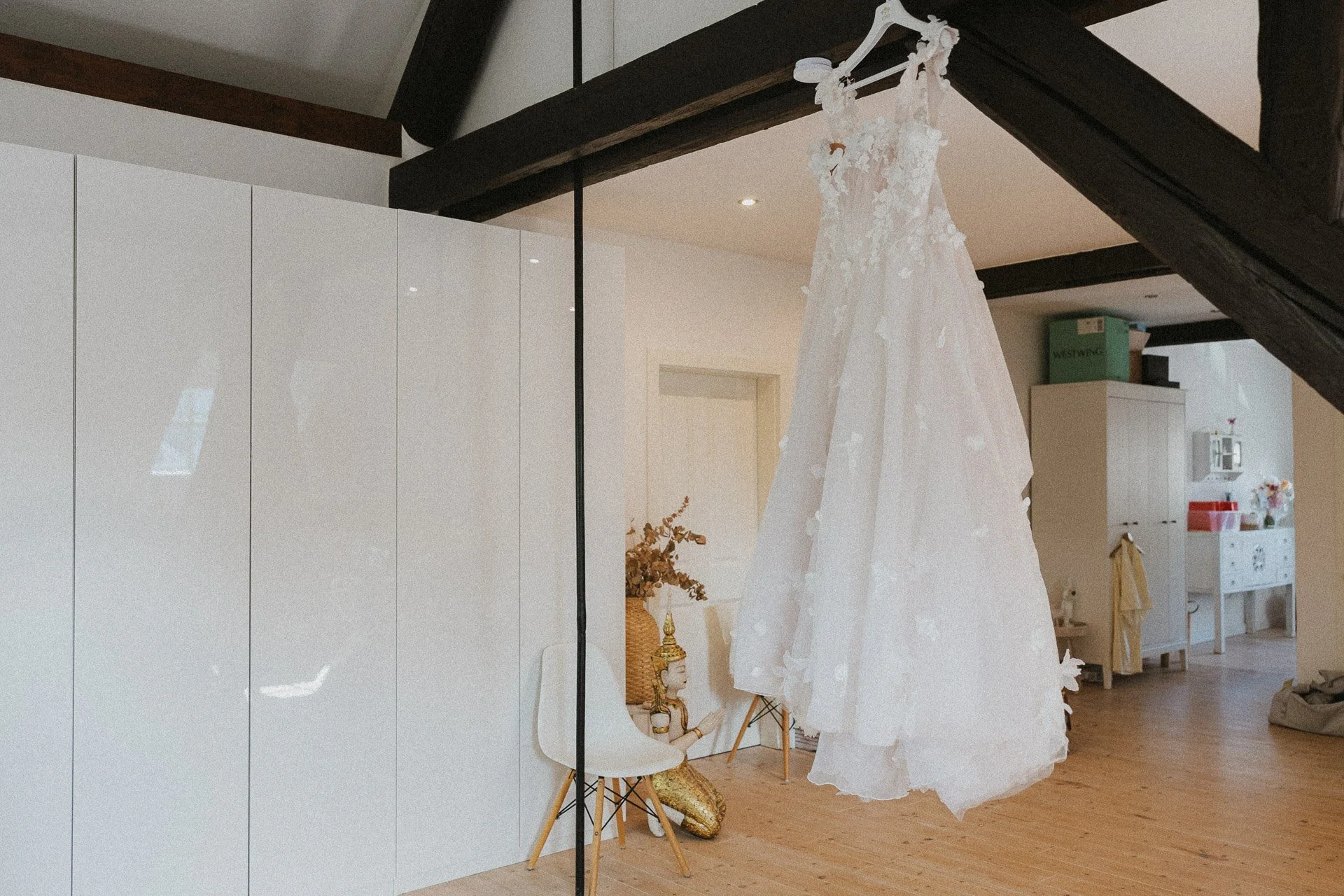 Brautkleid hängt bereit für die Hochzeit.