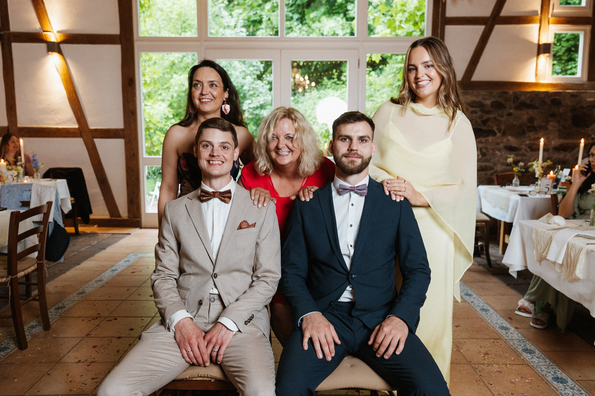 Familienfoto bei Hochzeit in Scheune Hofgut Rodenstein – Hochzeitsfotografie DIETZIMAGE.