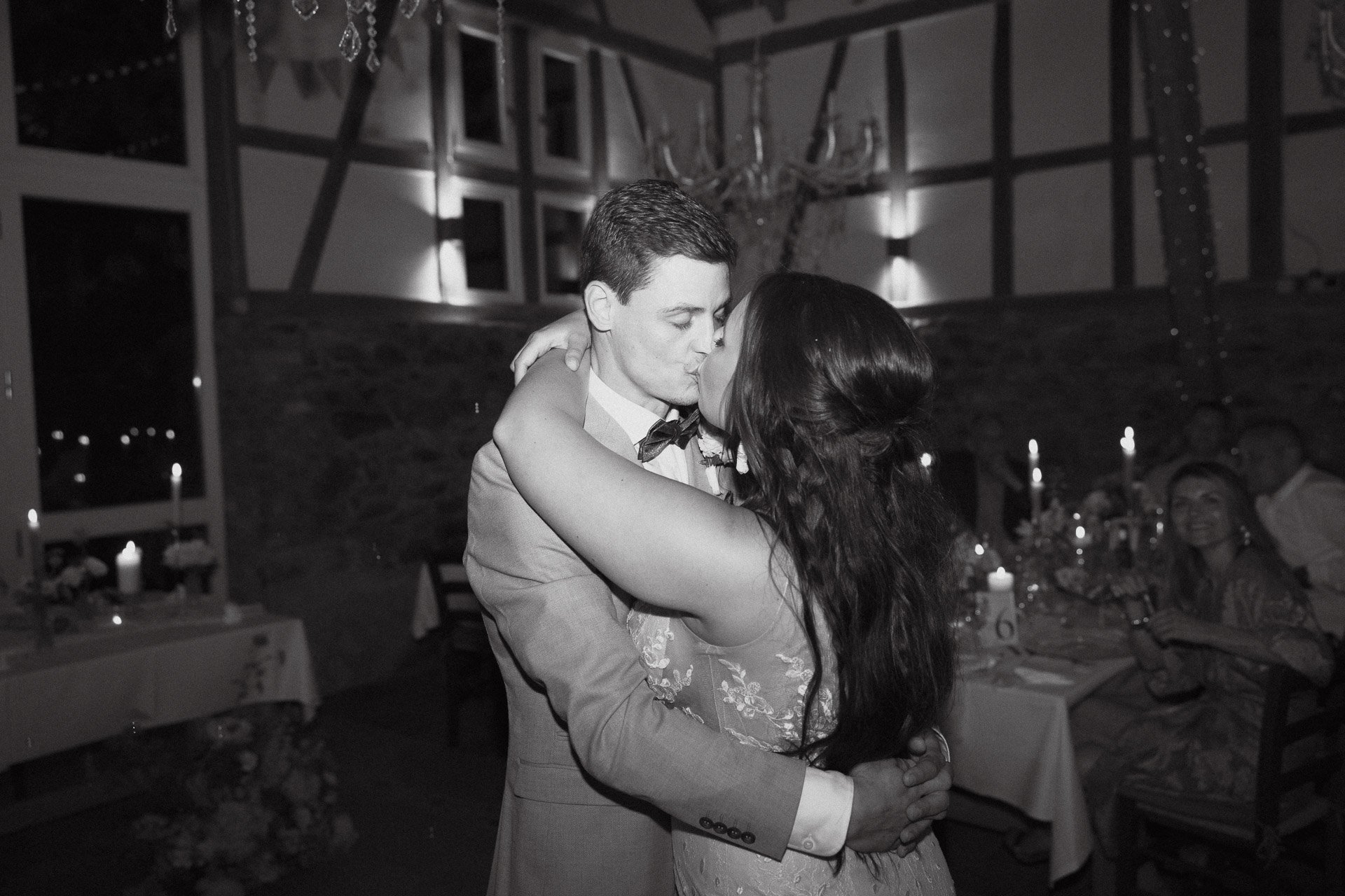 Brautpaar beim Hochzeitstanz Hofgut Rodenstein – emotionale Hochzeitsreportage DIETZIMAGE.