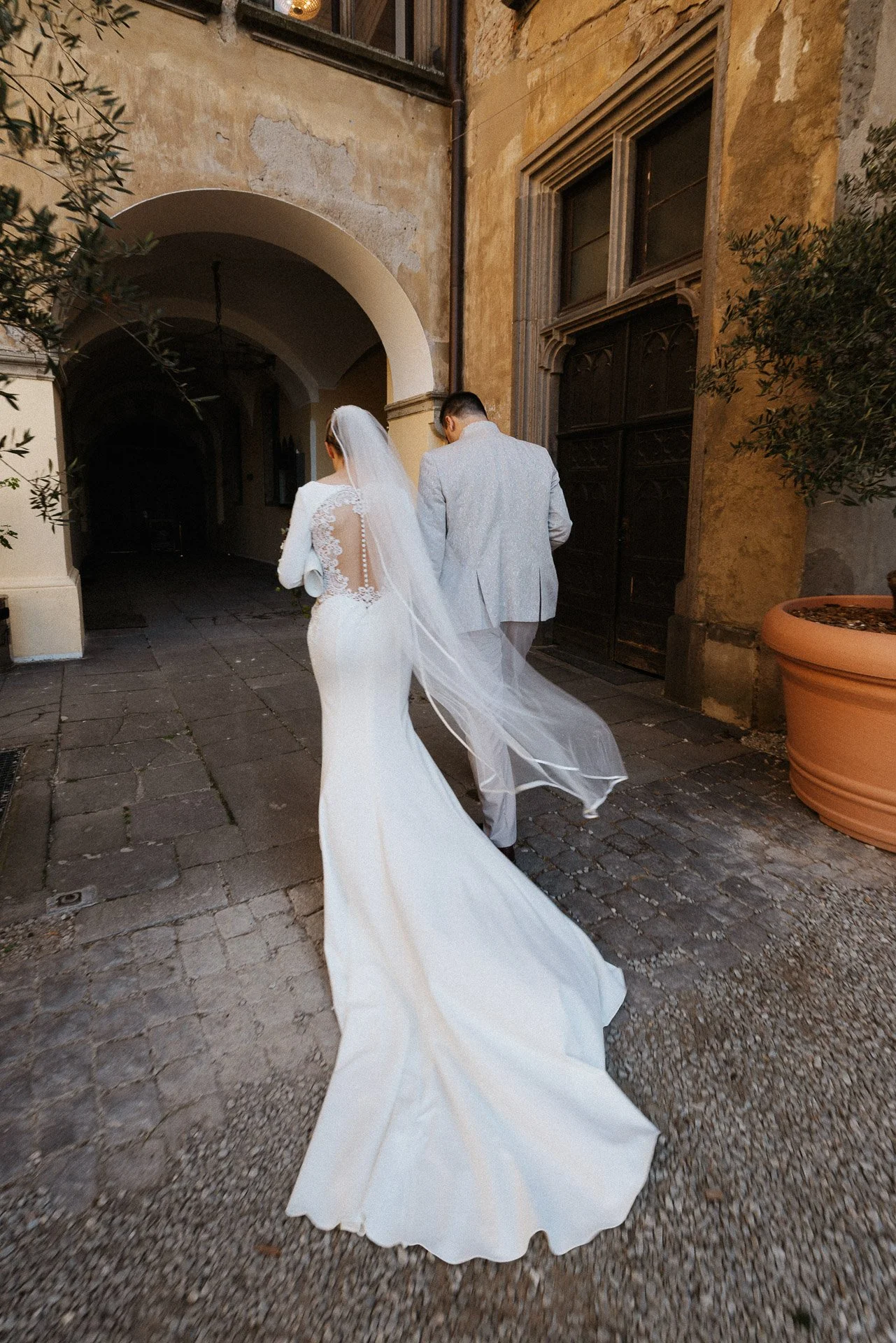 Brautpaar bei einem ruhigen Moment im Innenhof von Schloss Arenfels.