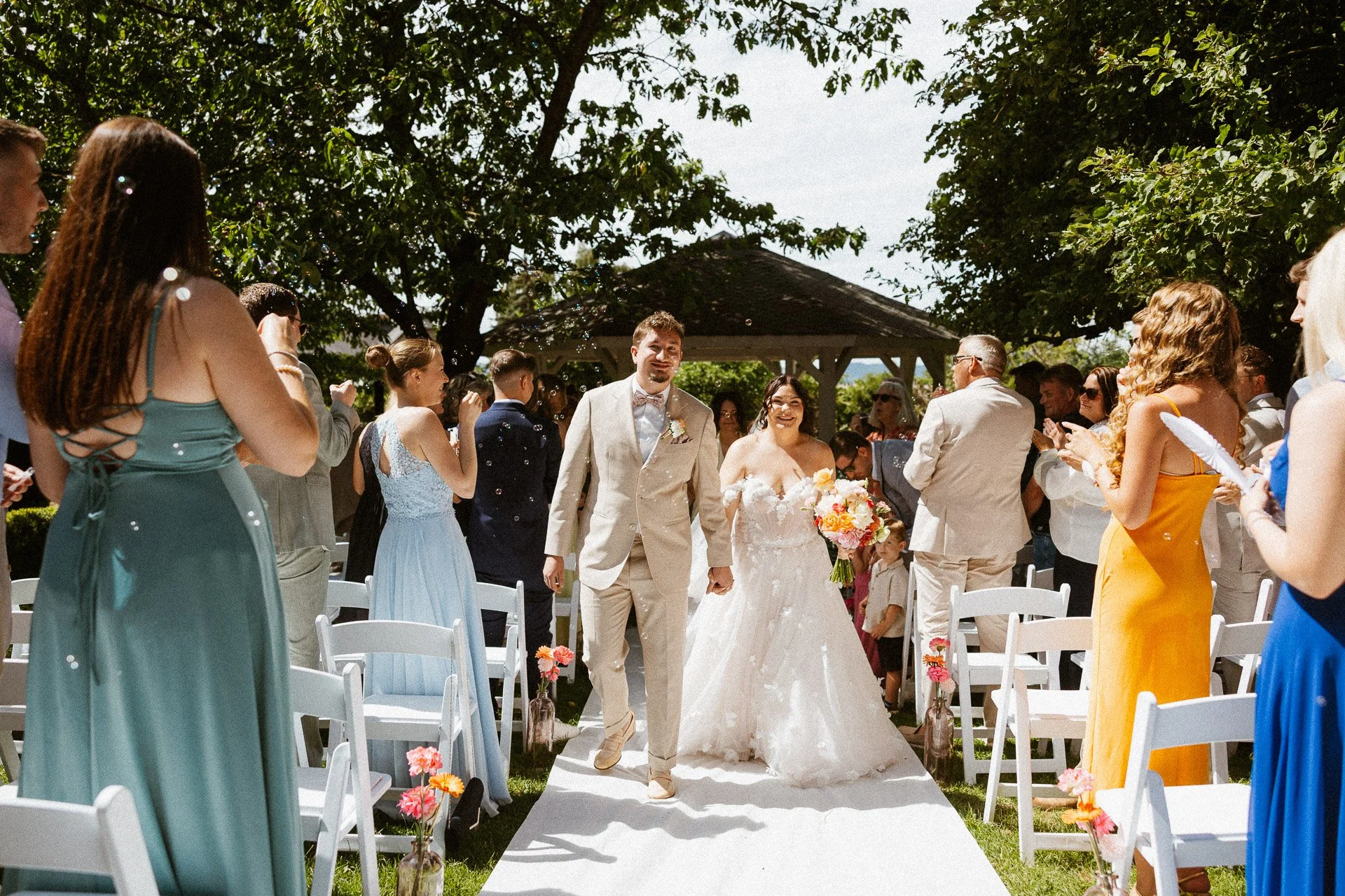 Brautpaar verlässt den Trauungsort nach der freien Trauung.