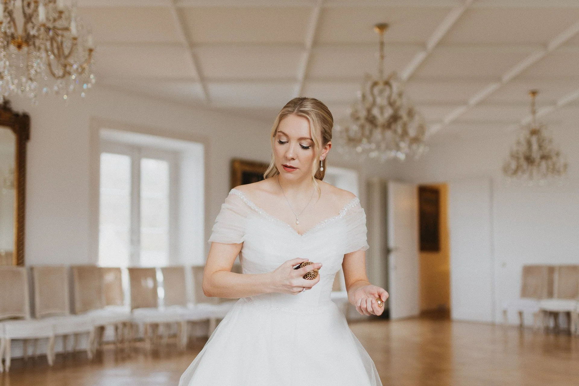 Die Braut Elisabeth während eines ruhigen Moments beim Getting Ready der Winterhochzeit.
