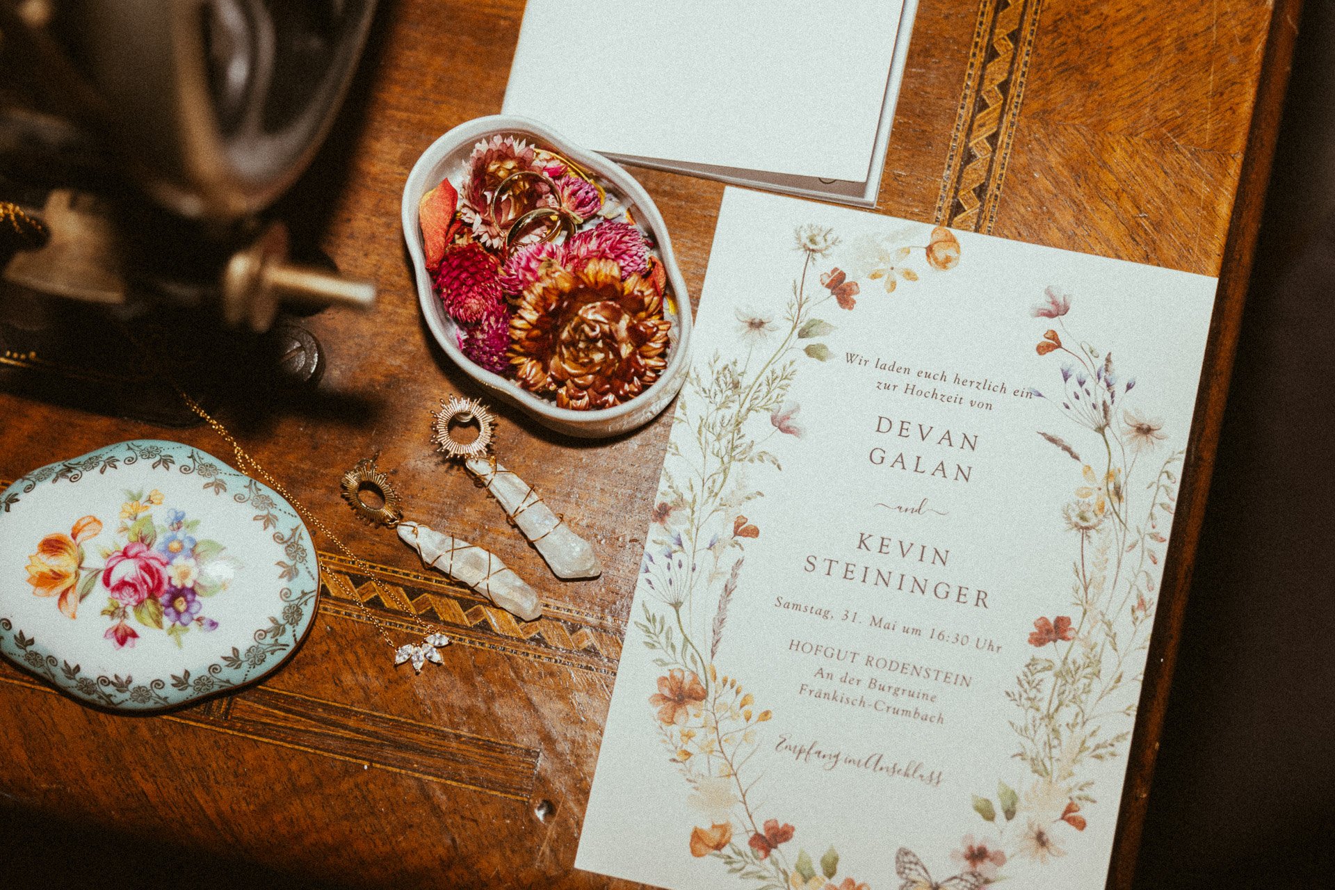 Flatlay Hochzeitspapeterie im Hofgut Rodenstein – stilvolle Details festgehalten von DIETZIMAGE Hochzeitsfotograf.