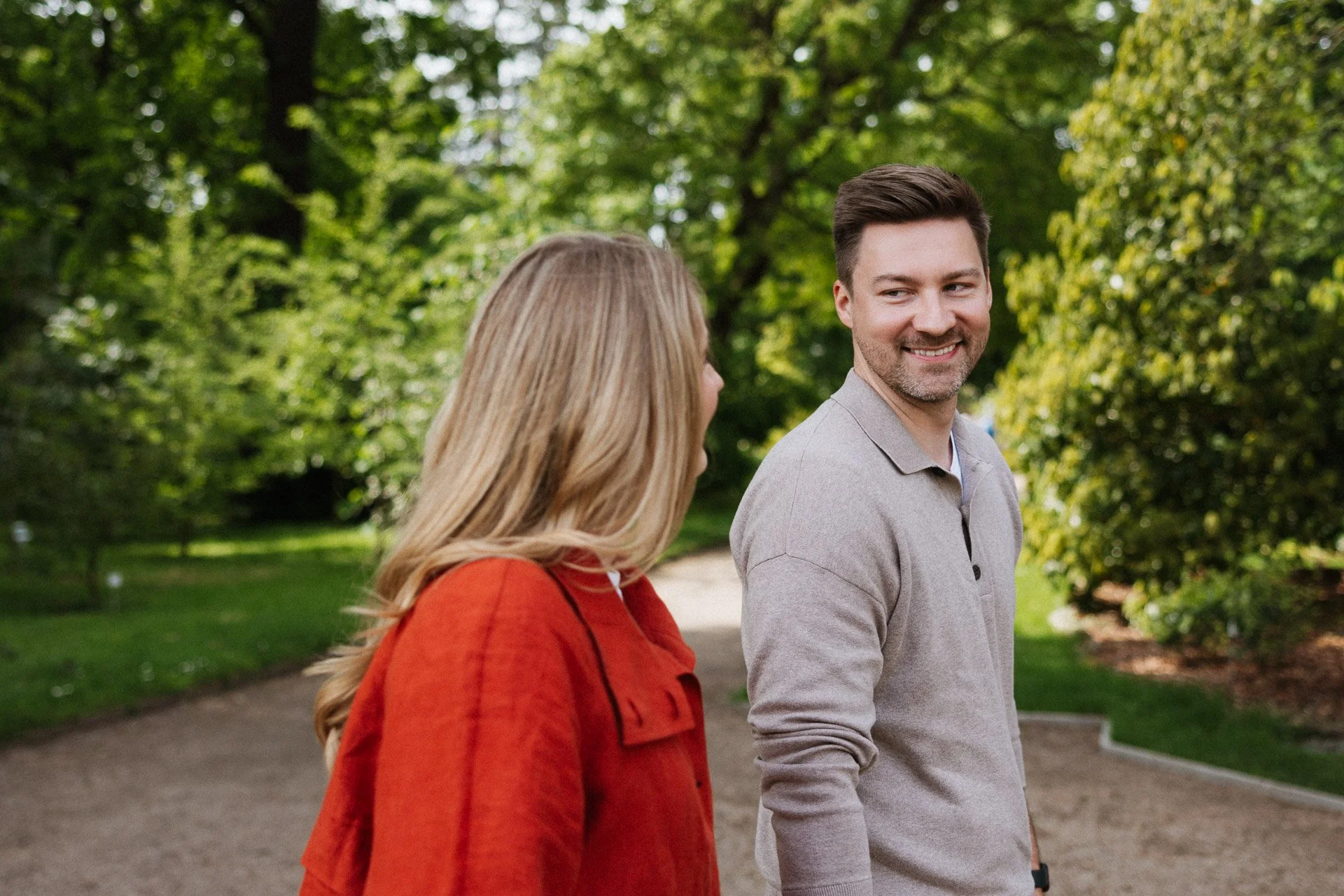 Authentische Paarfotos im Botanischen Garten Bonn bei einem Lovestory-Shooting