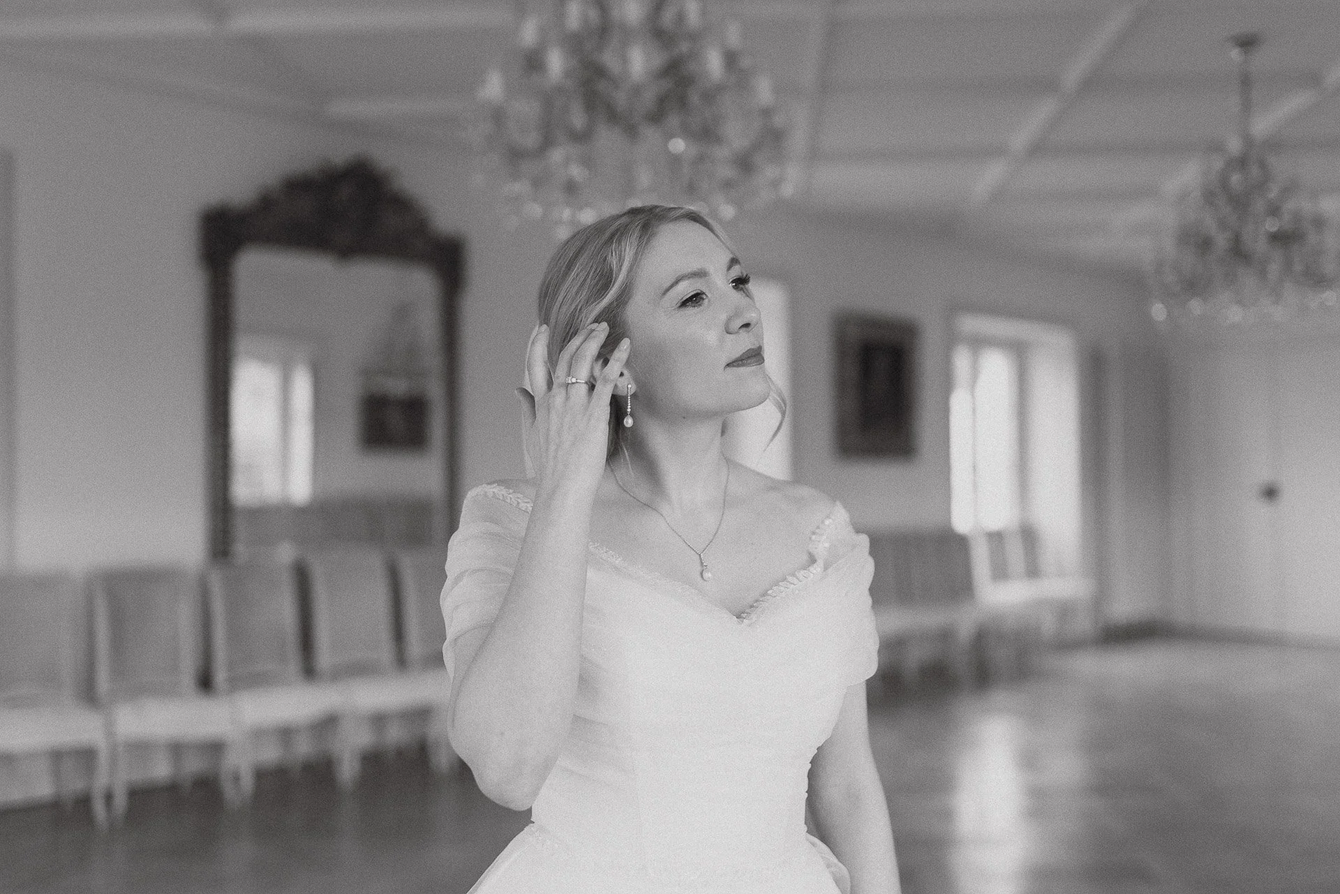 Schwarzweißportrait der Braut während der Winterhochzeit im Klostergut Besselich.
