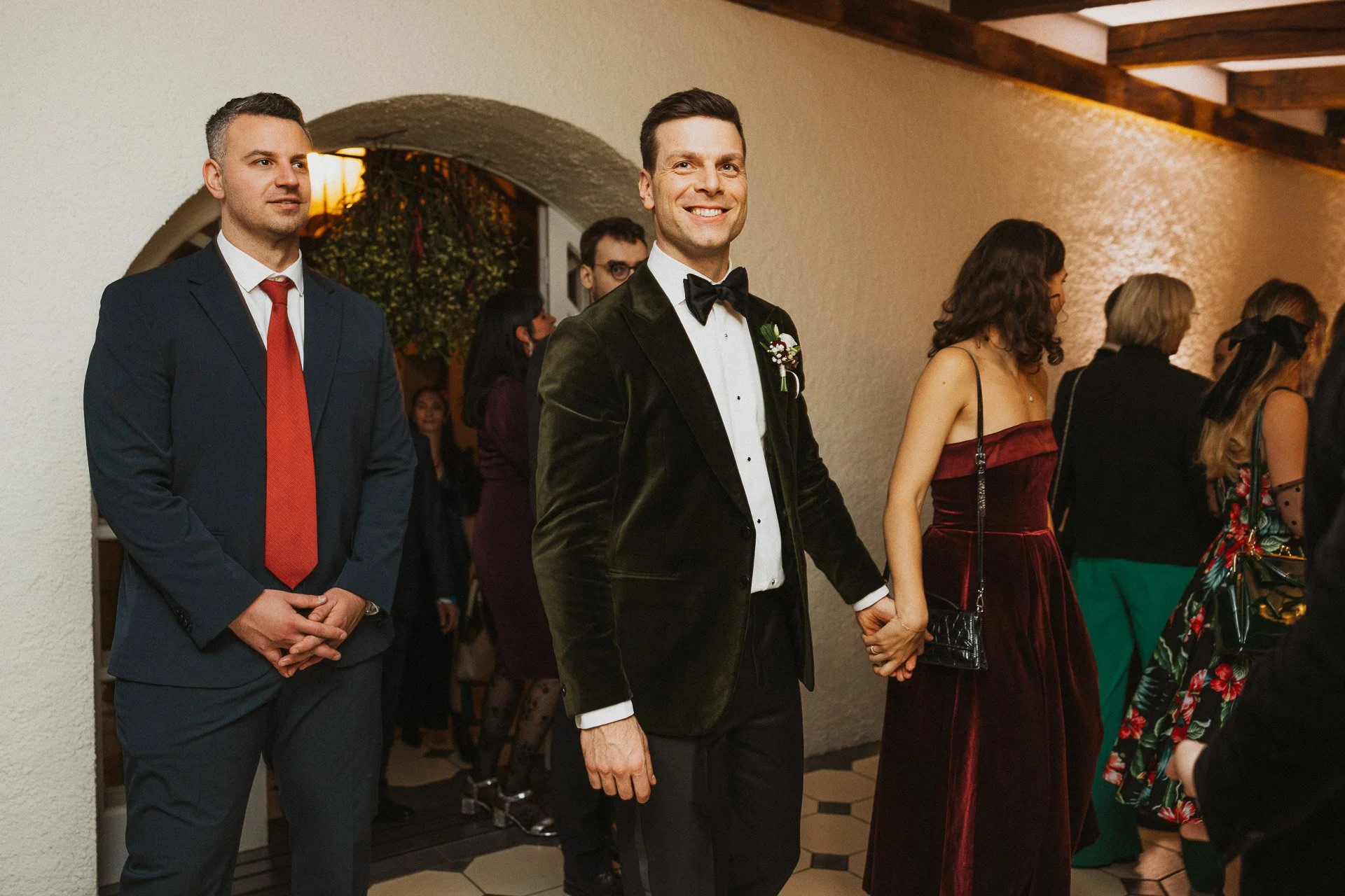 Gäste beim Ankommen zur Hochzeitsfeier im Klostergut Besselich am Abend.
