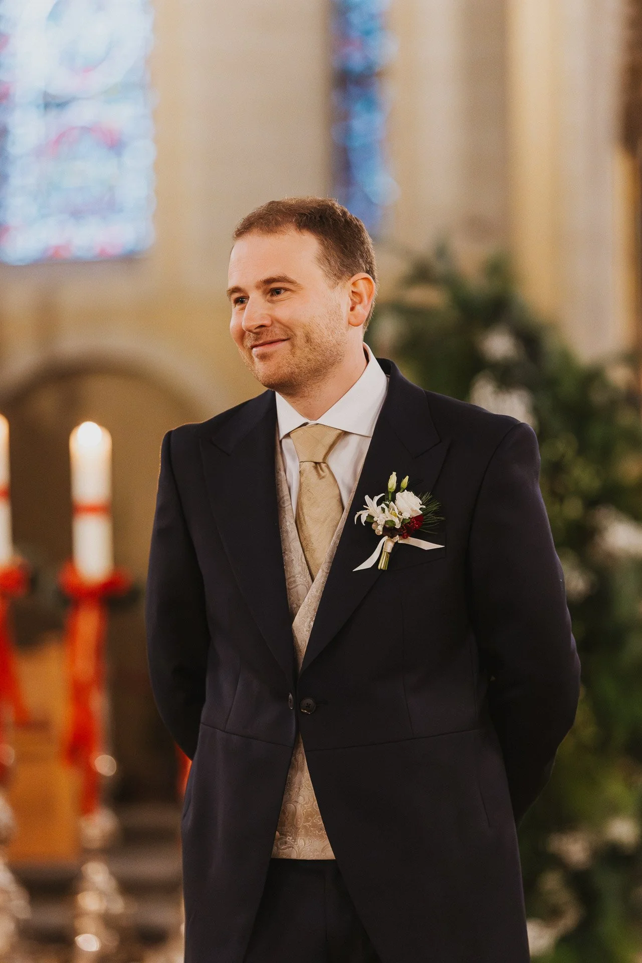 Der Bräutigam Niklas bei der Ankunft zur Trauung während der Winterhochzeit.
