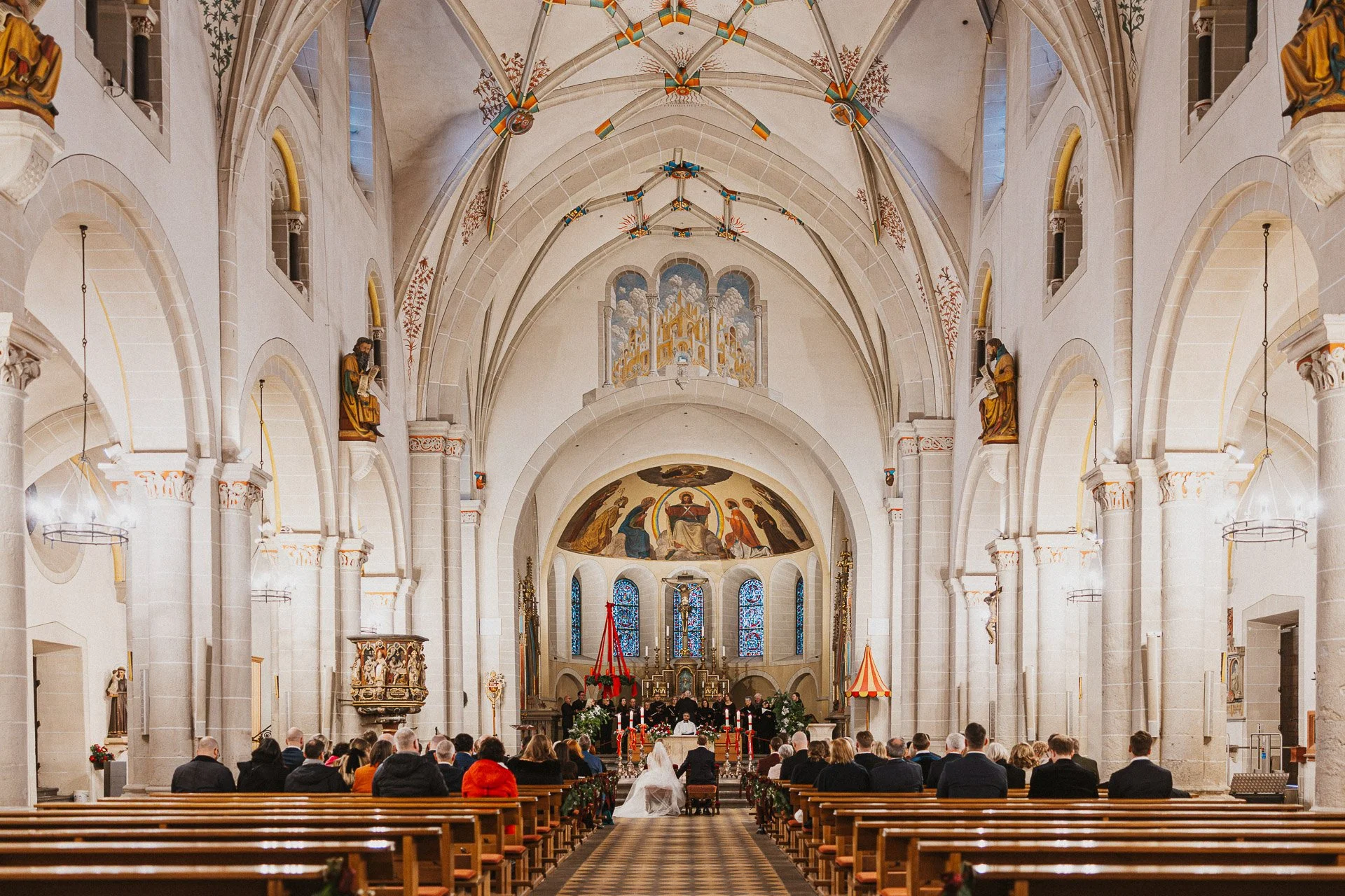 Blick auf den Altar der Basilika Sankt Kastor. in Koblenz während der kirchlichen Trauung von Elisabeth und Niklas.
