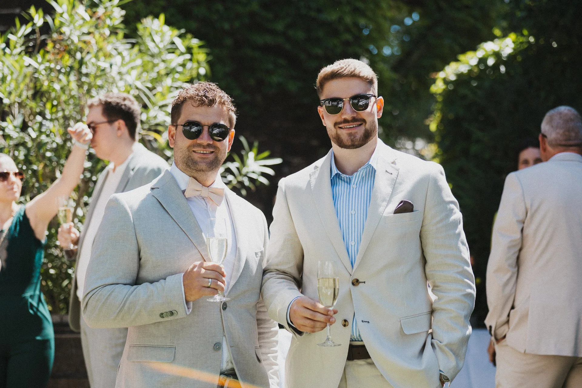 Hochzeitsgäste in sommerlicher Kleidung während der Feier.