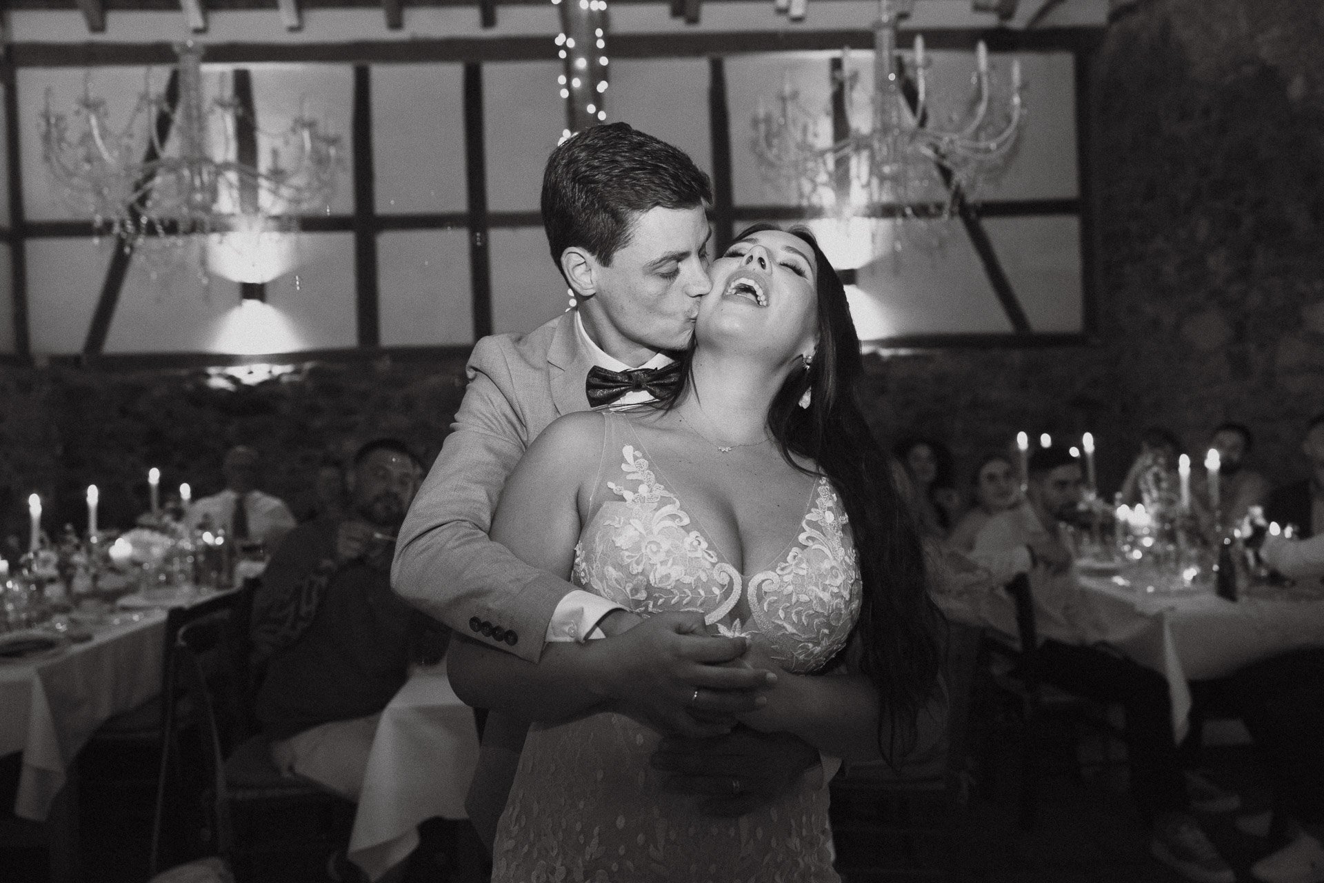 Brautpaar beim Hochzeitstanz Hofgut Rodenstein – emotionale Hochzeitsreportage DIETZIMAGE.