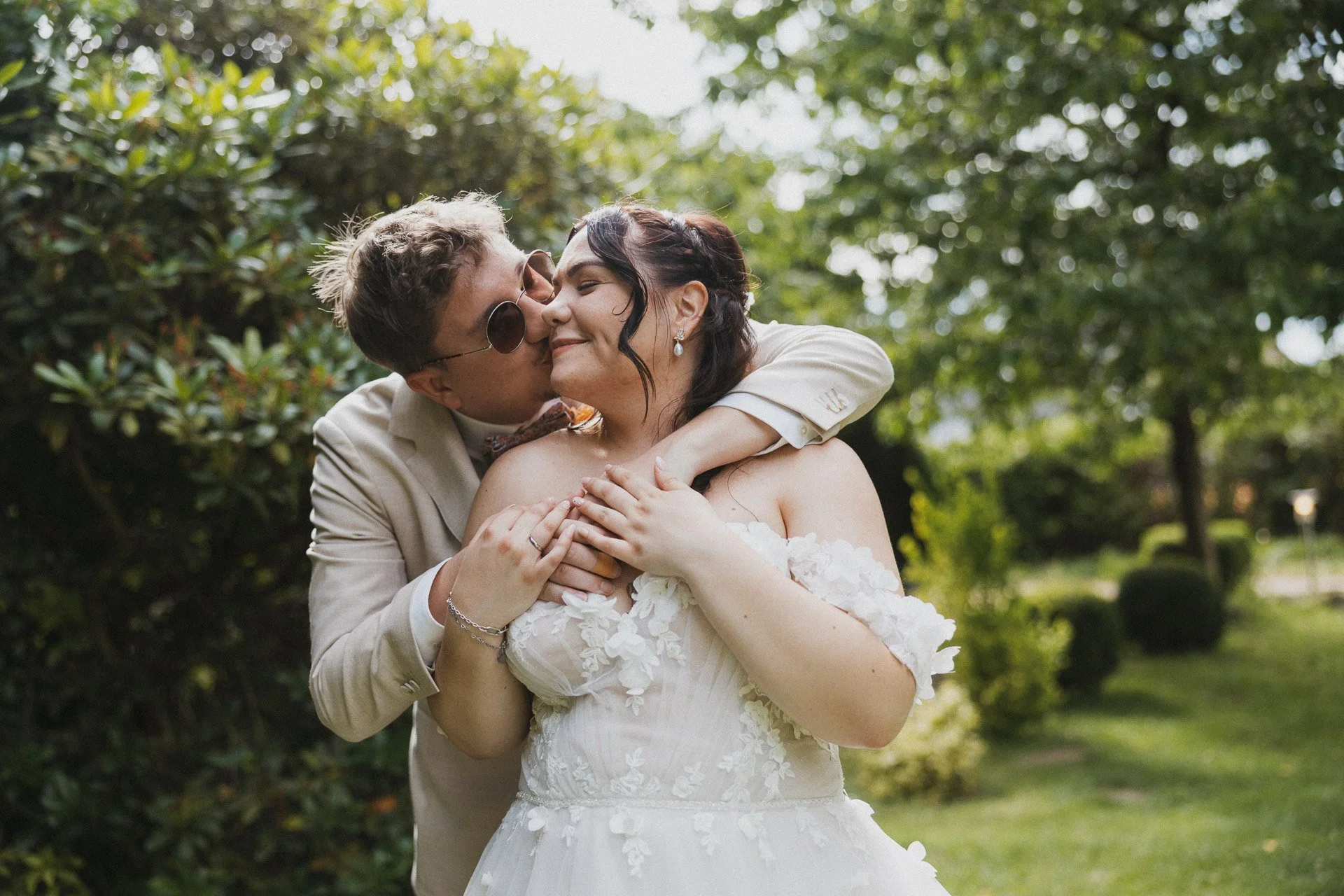 Inniger Moment des Brautpaares während des Shootings auf den Waldorfer Höfen.