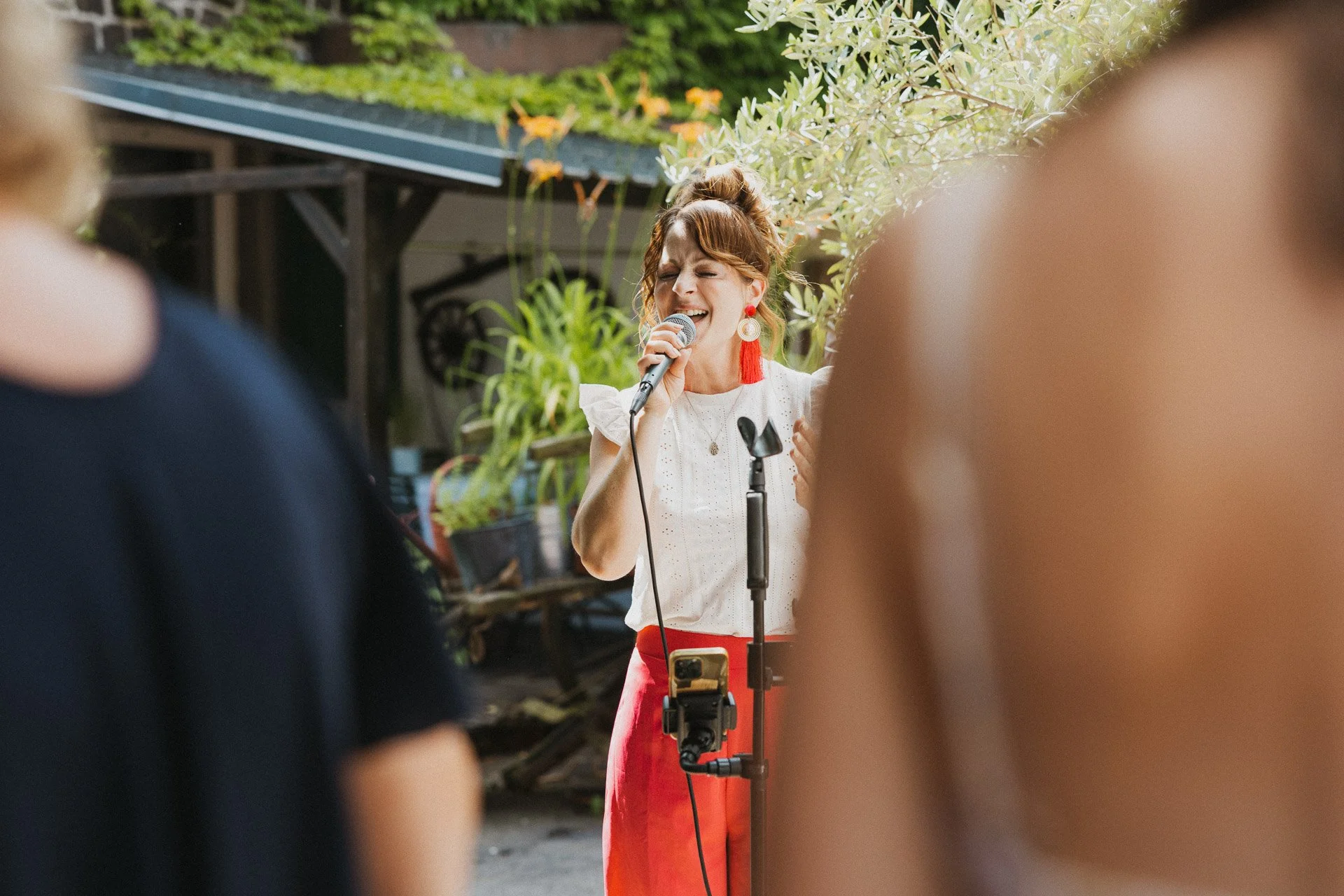 Hochzeitssängerin während des Sektempfangs.