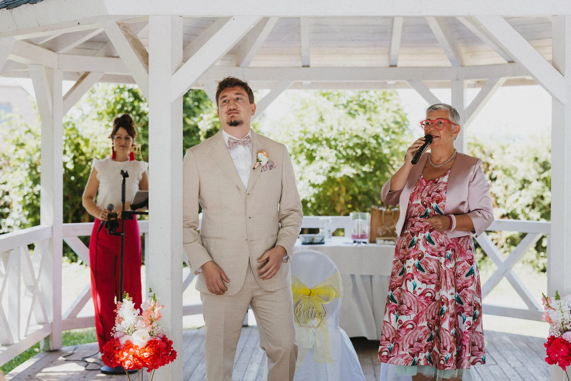 Brautigam bei der freien Trauung.