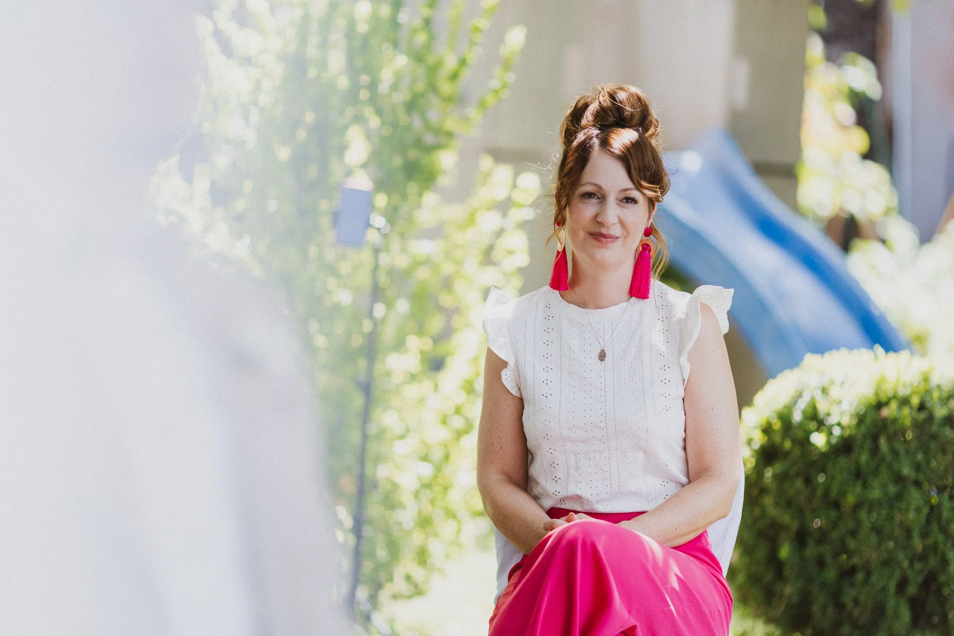 Hochzeitssängerin lächelt während der freien Trauung unter freiem Himmel.