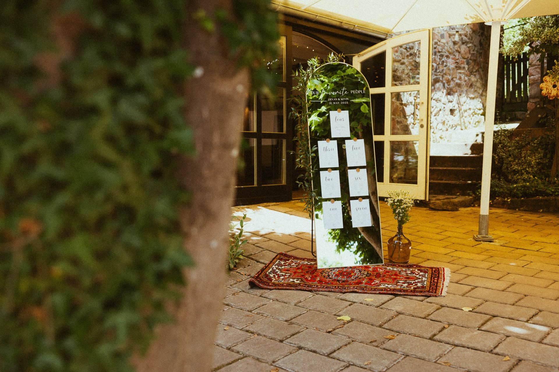Individuelles Willkommensschild bei exklusiver Hochzeit im Hofgut Rodenstein – DIETZIMAGE.