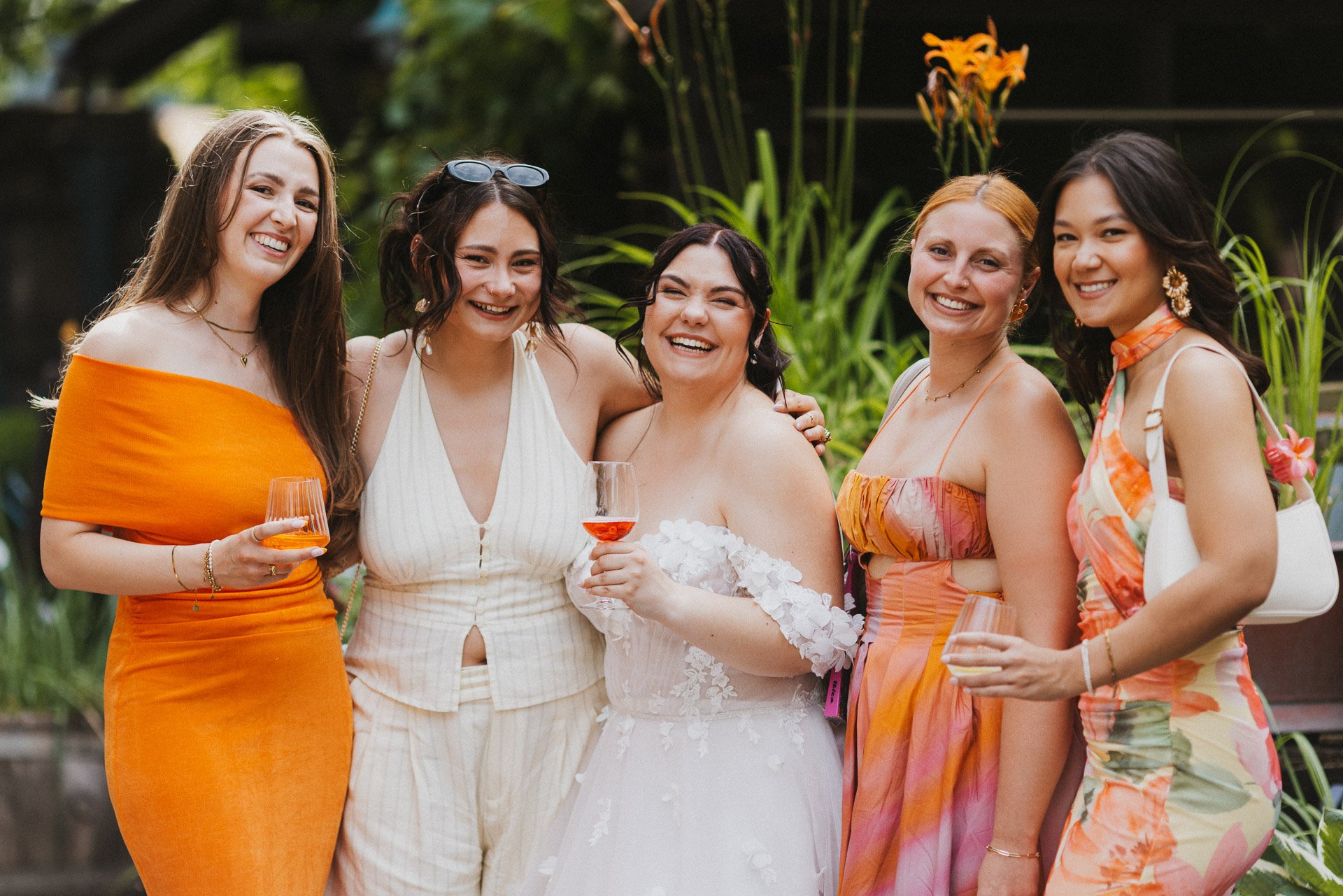 Gruppenfoto der Braut mit ihren Freundinnen.