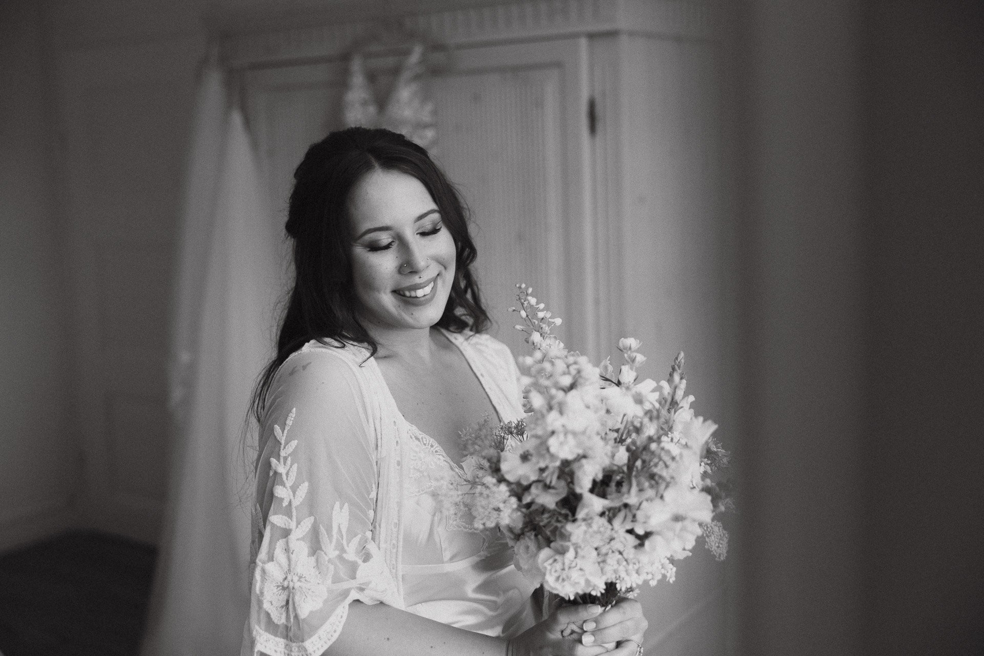 Braut mit Blumenstrauß im Hofgut Rodenstein – exklusive Hochzeitsfotografie von DIETZIMAGE.